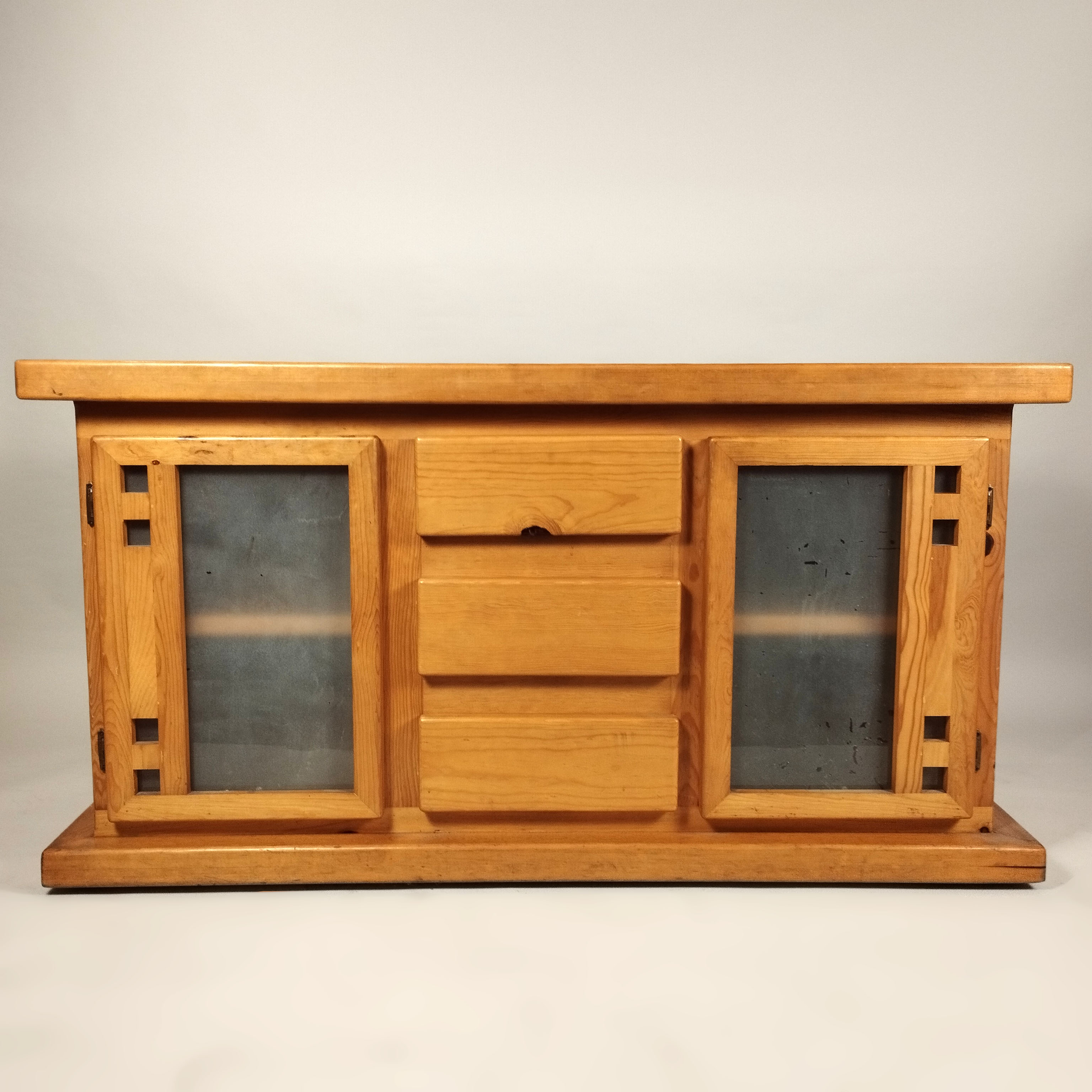 Credenza en madera de pino con 2 puertas y 3 cajones