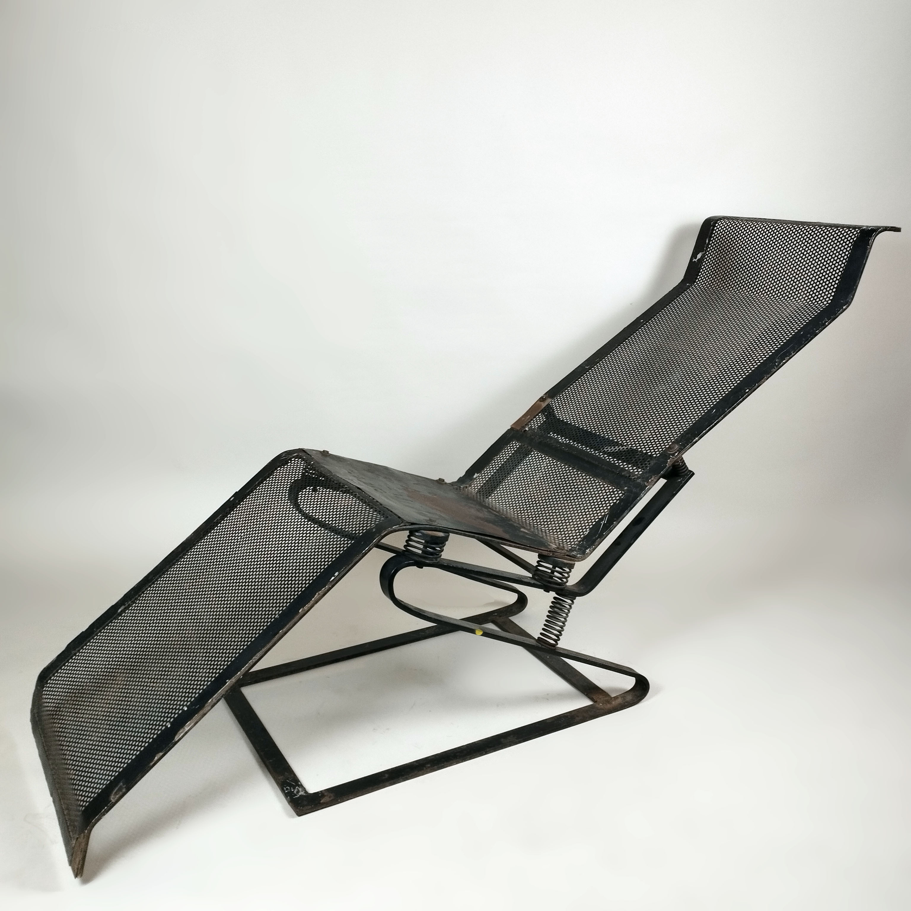 Camastro de diseño cantilever en acero laqueado negro