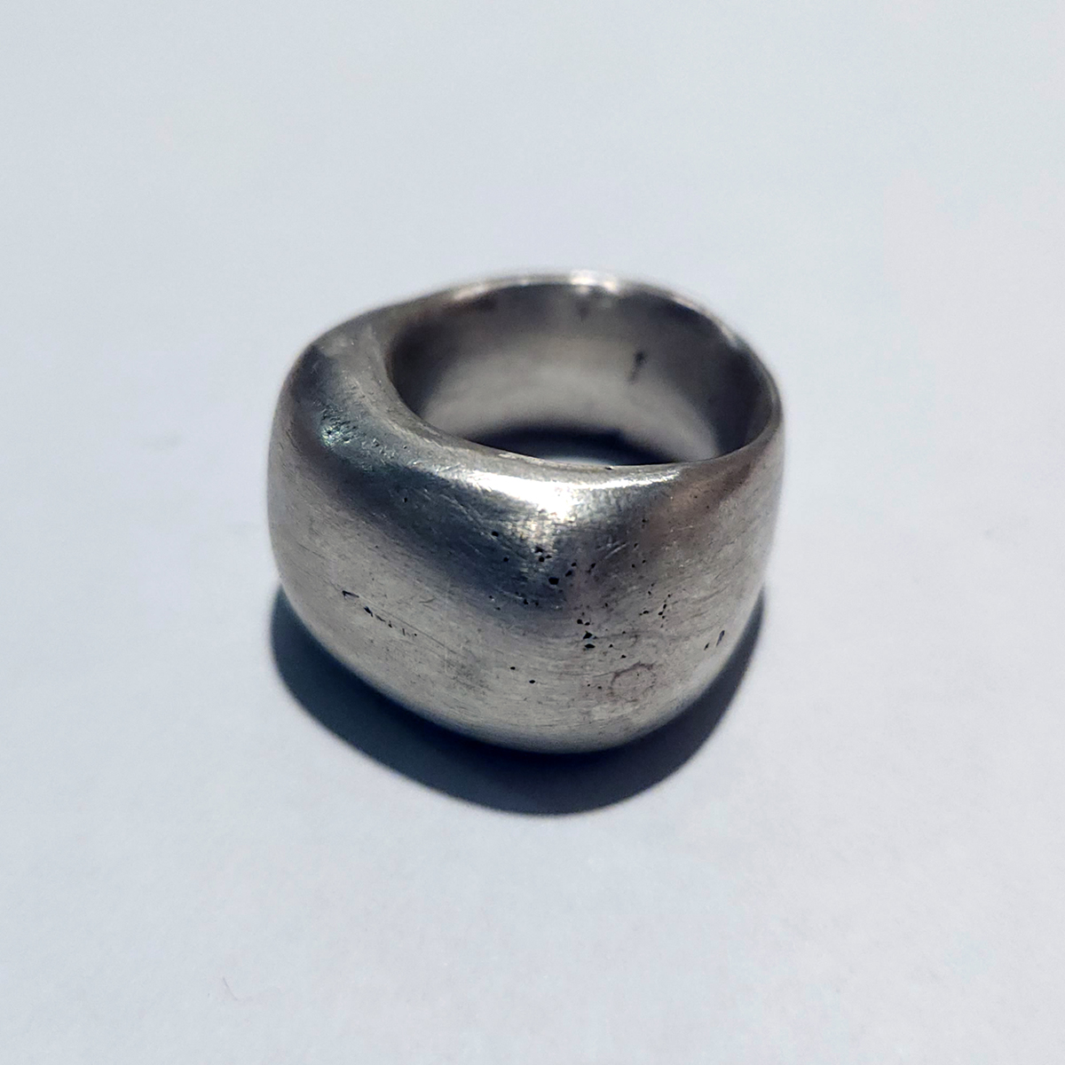 María José de Simón. Anillo abombado en plata .925