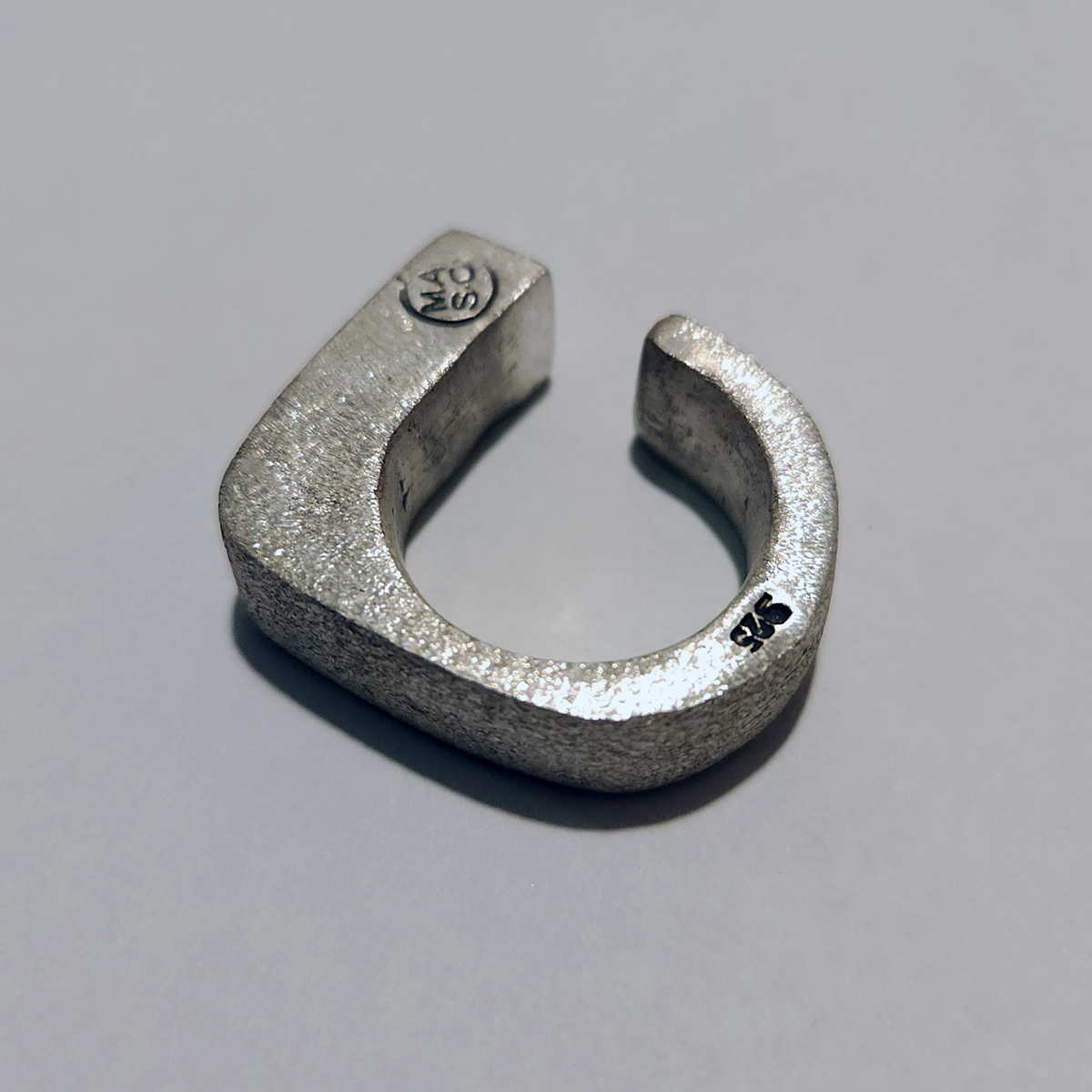 María José de Simón. Anillo abierto en plata .925