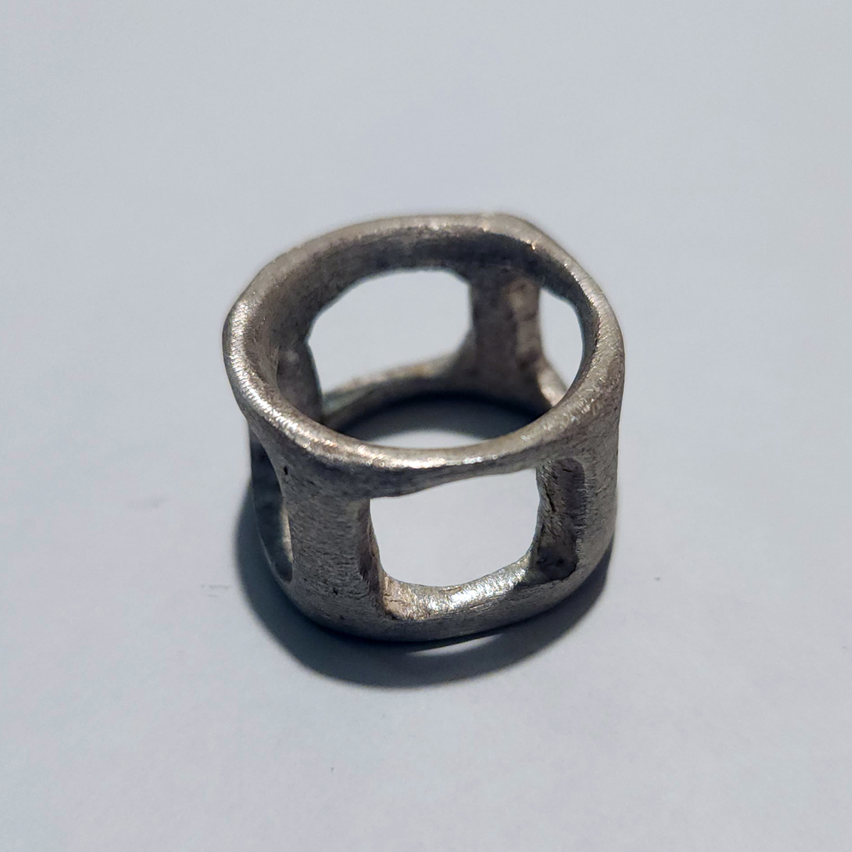 María José de Simón. Anillo calado en plata .925