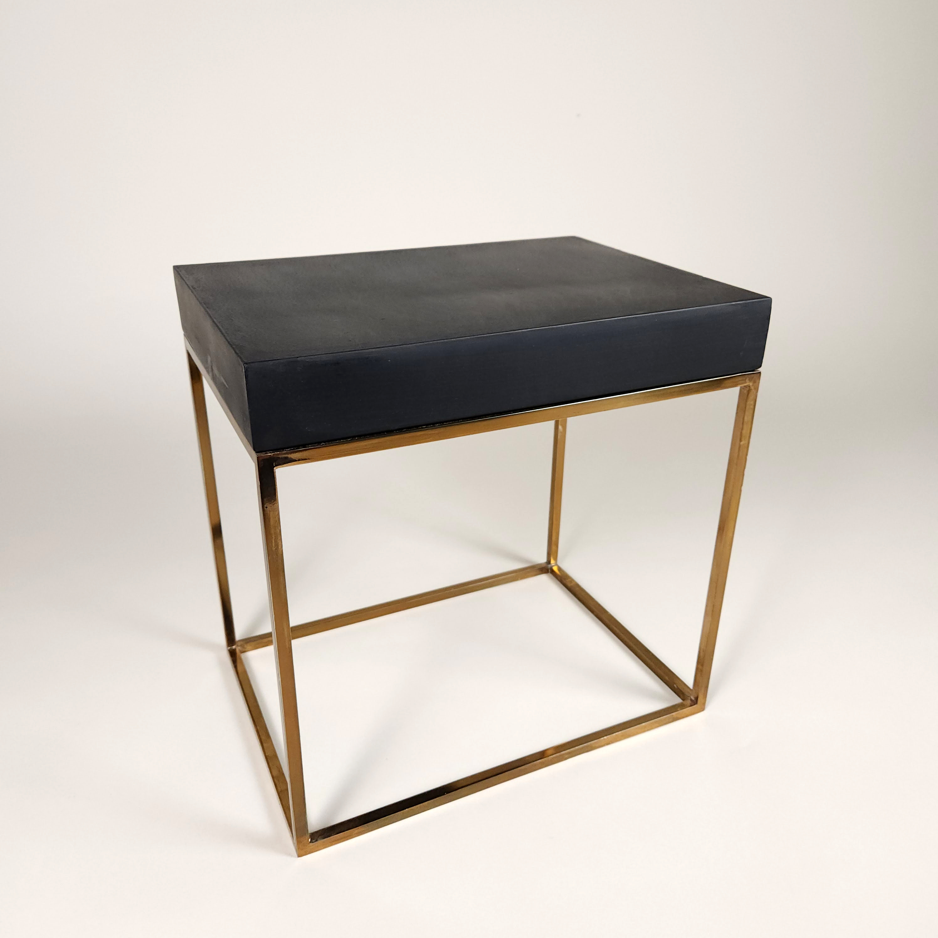 Mesa auxiliar en latón y lámina de acero negra
