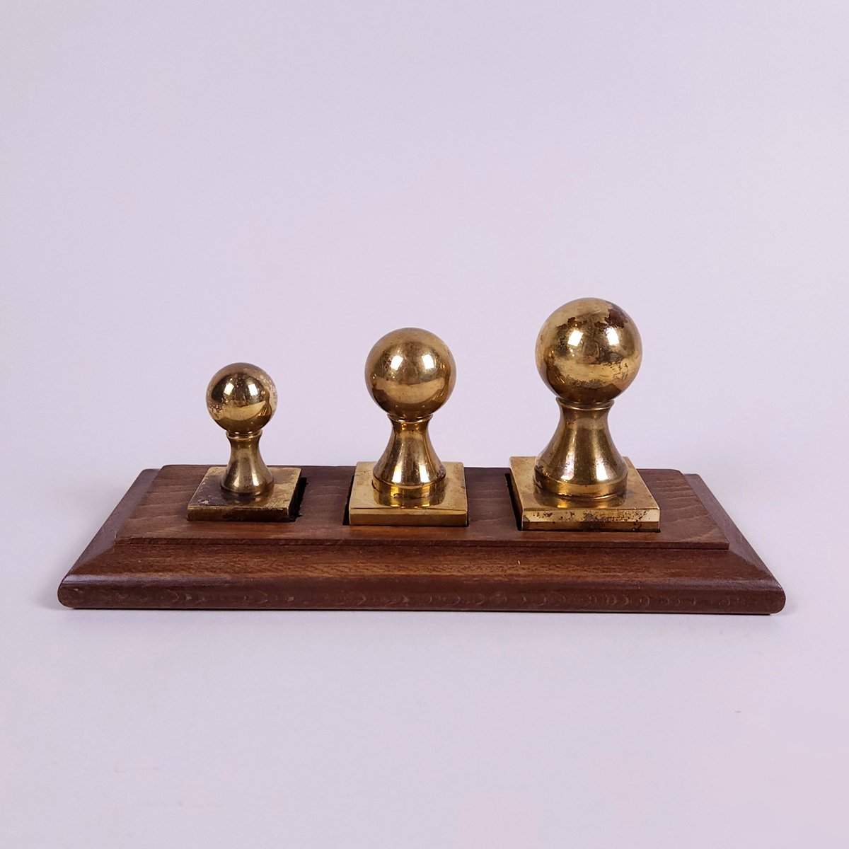 Juego de 3 pisapapeles ingleses en bronce con base de madera