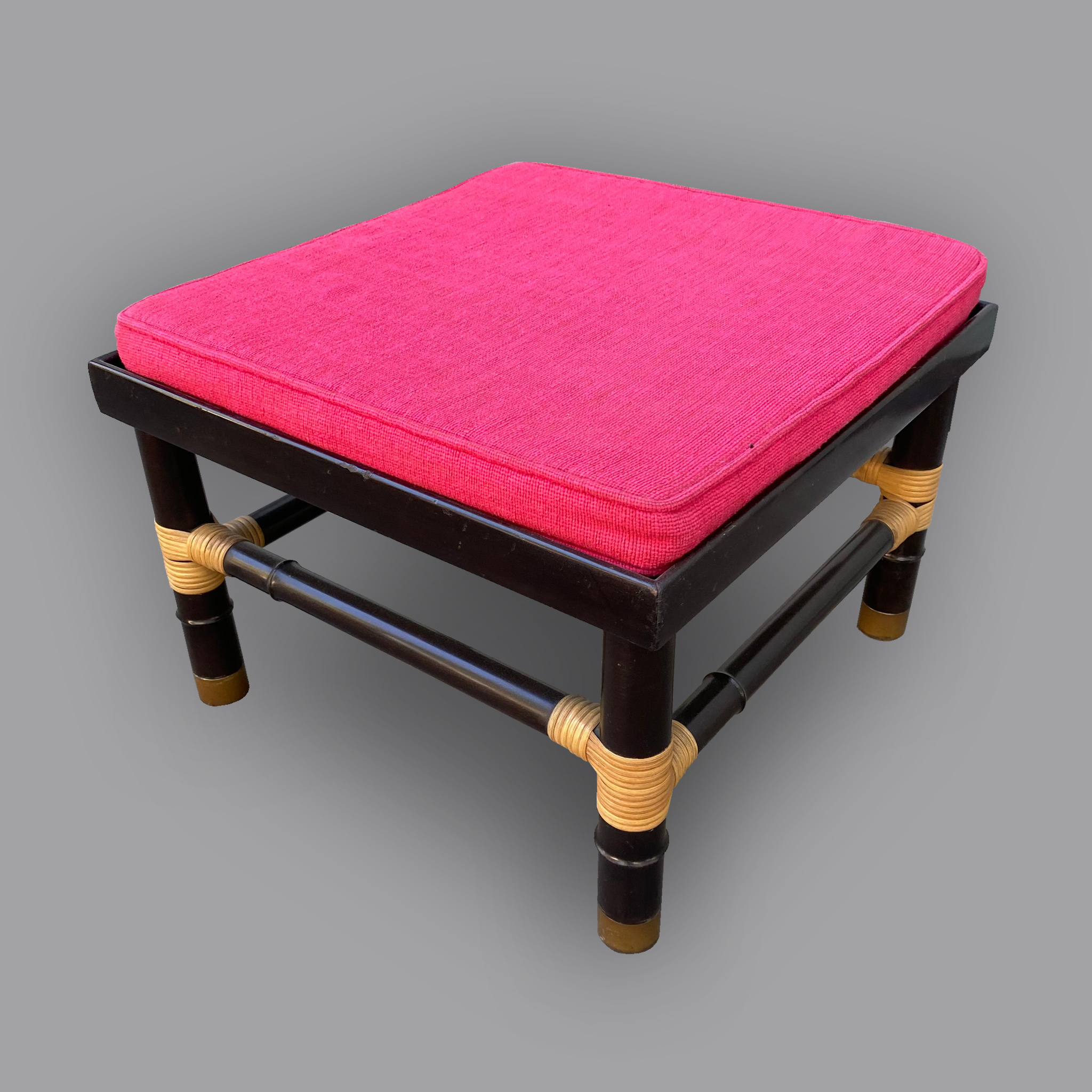 Frank Kyle. Banco en madera laqueada color negro