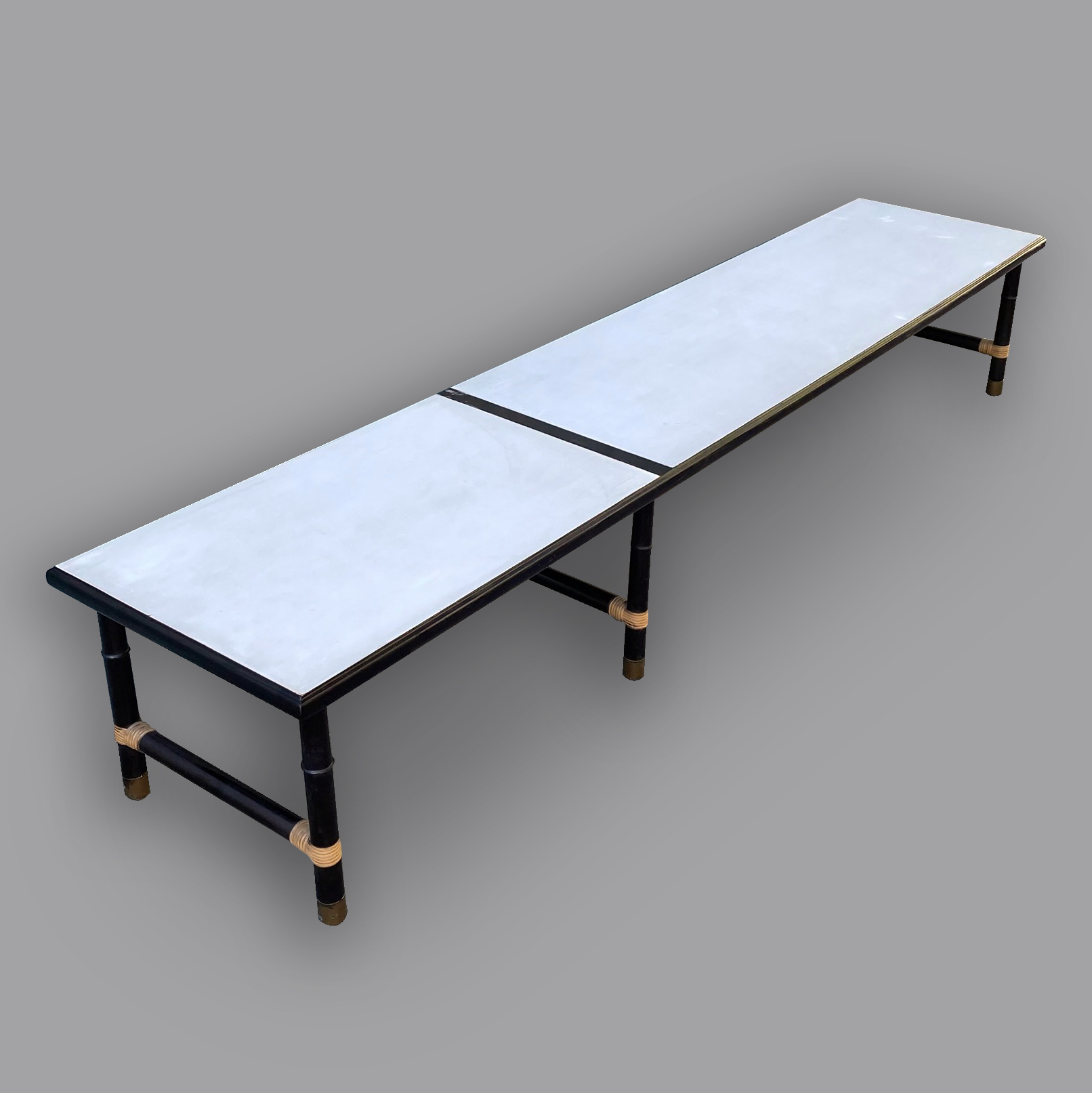 Frank Kyle. Mesa lateral baja en madera laqueada negra y melamina blanca