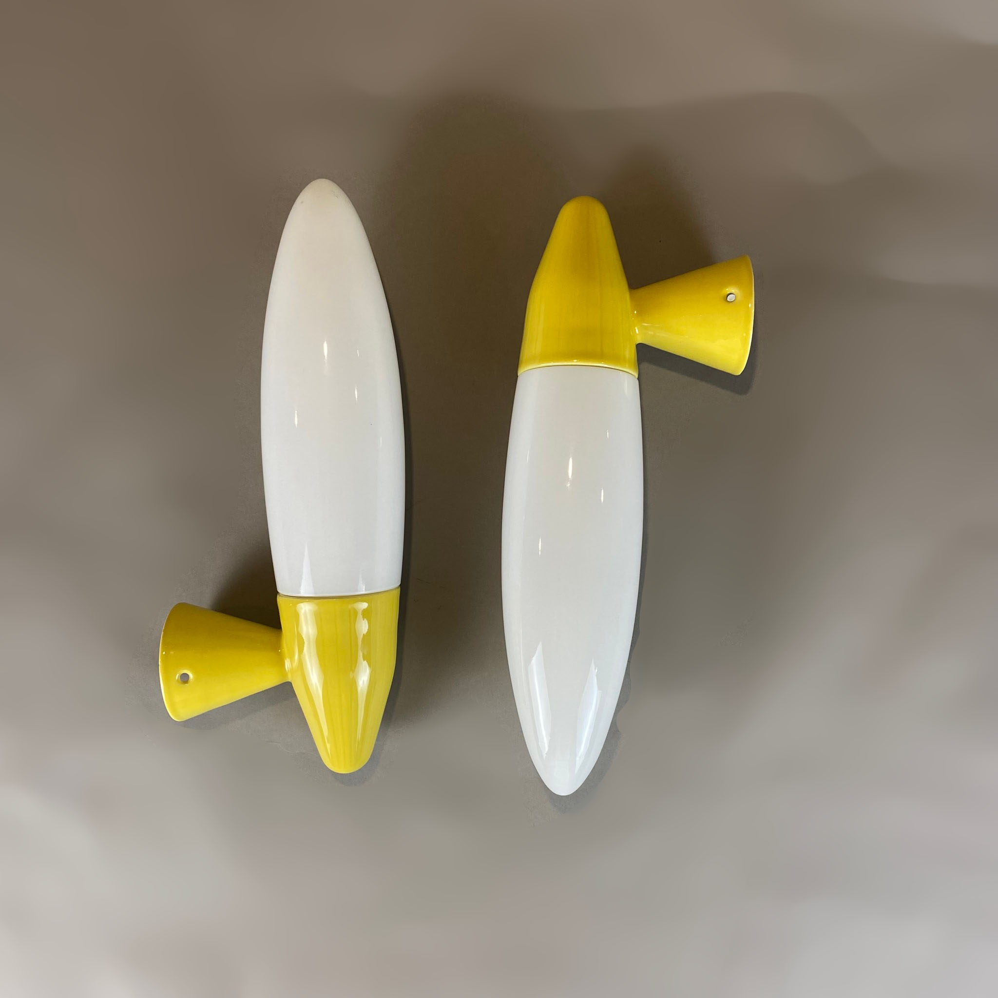 Gunnar Nylund para Ifö. Par de arbotantes modelo 6015 en vidrio lechoso y cerámica amarilla