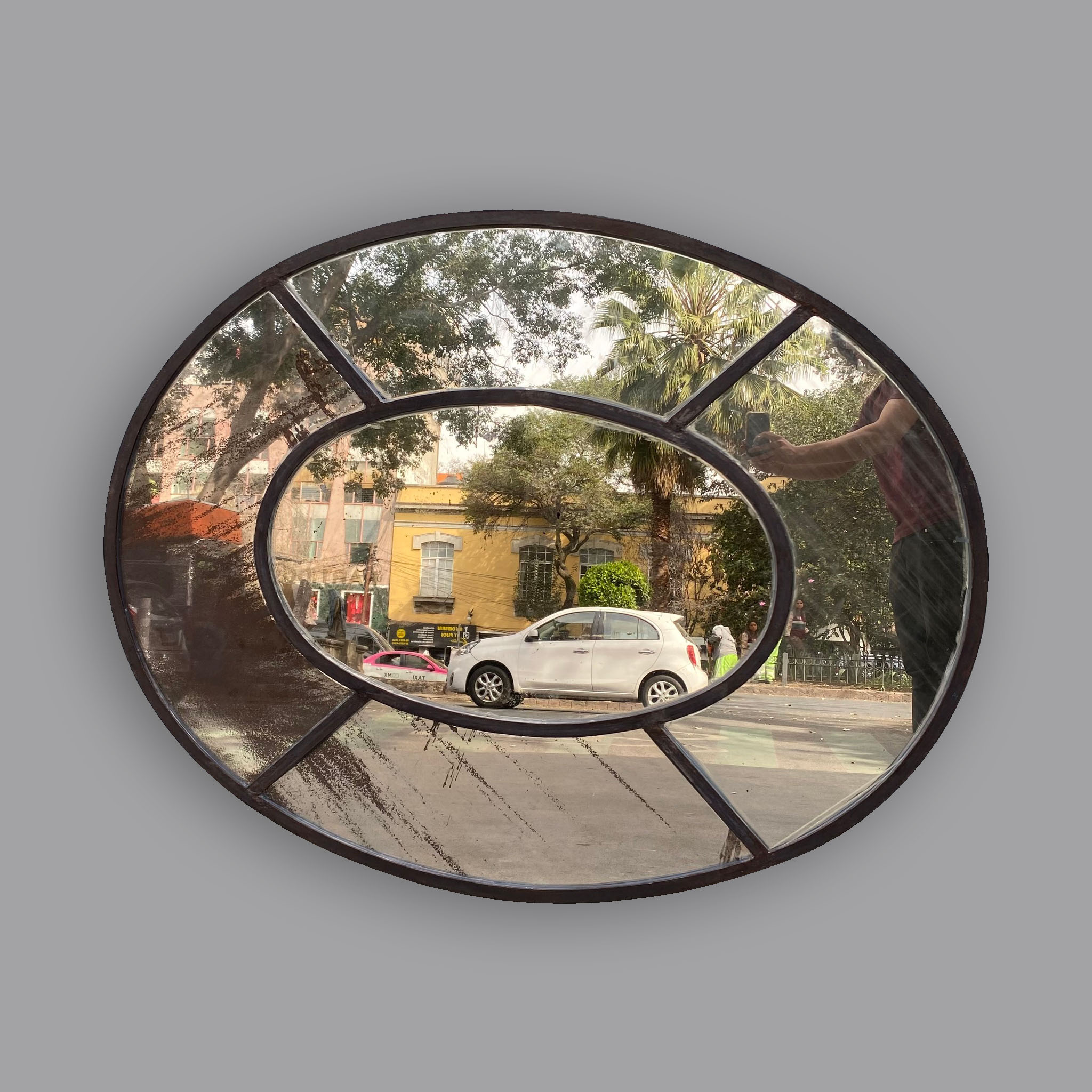 Espejo oval con marco de acero y lunas antiguas