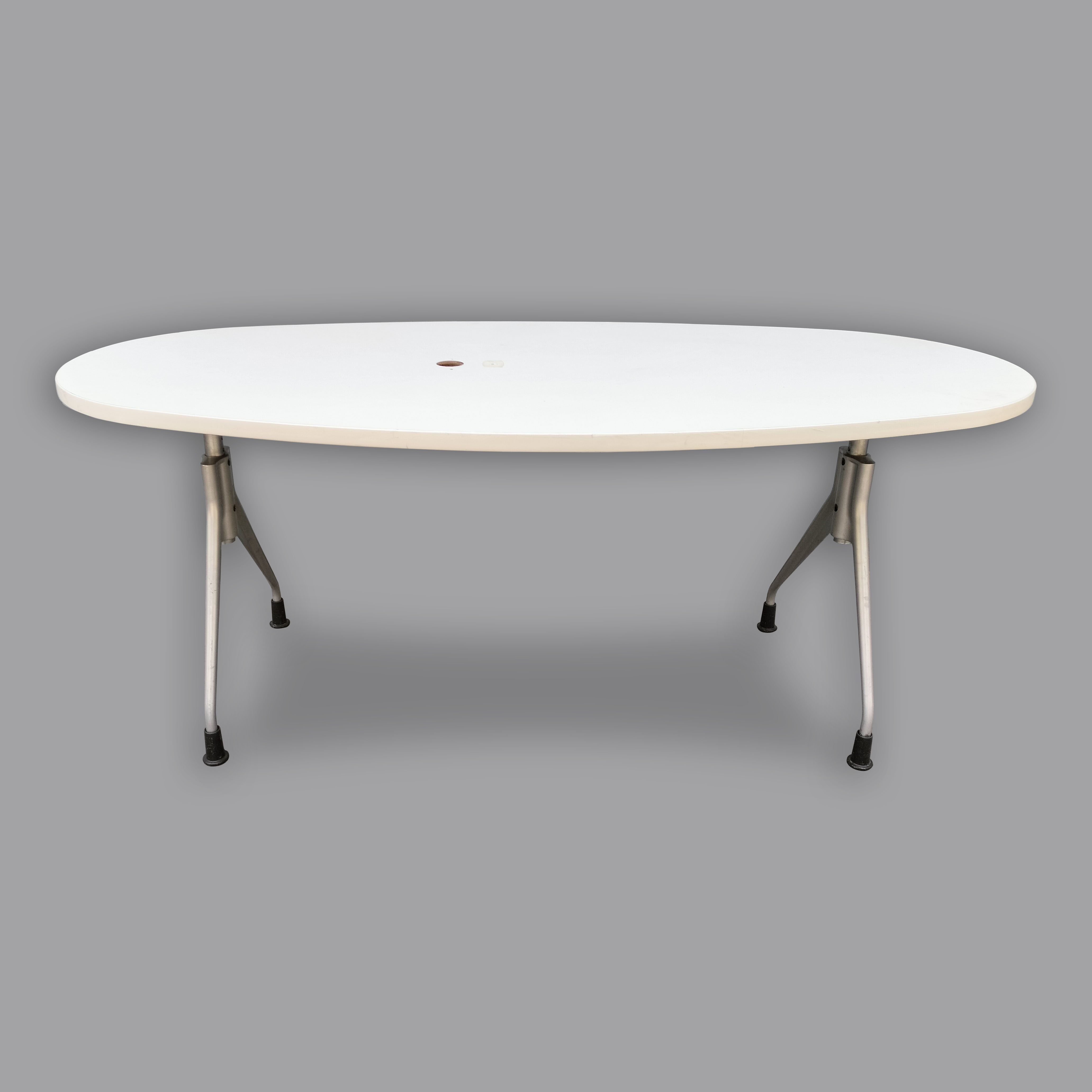 Eric Chan para Herman Miller. Mesa oval de la Kiva Collection