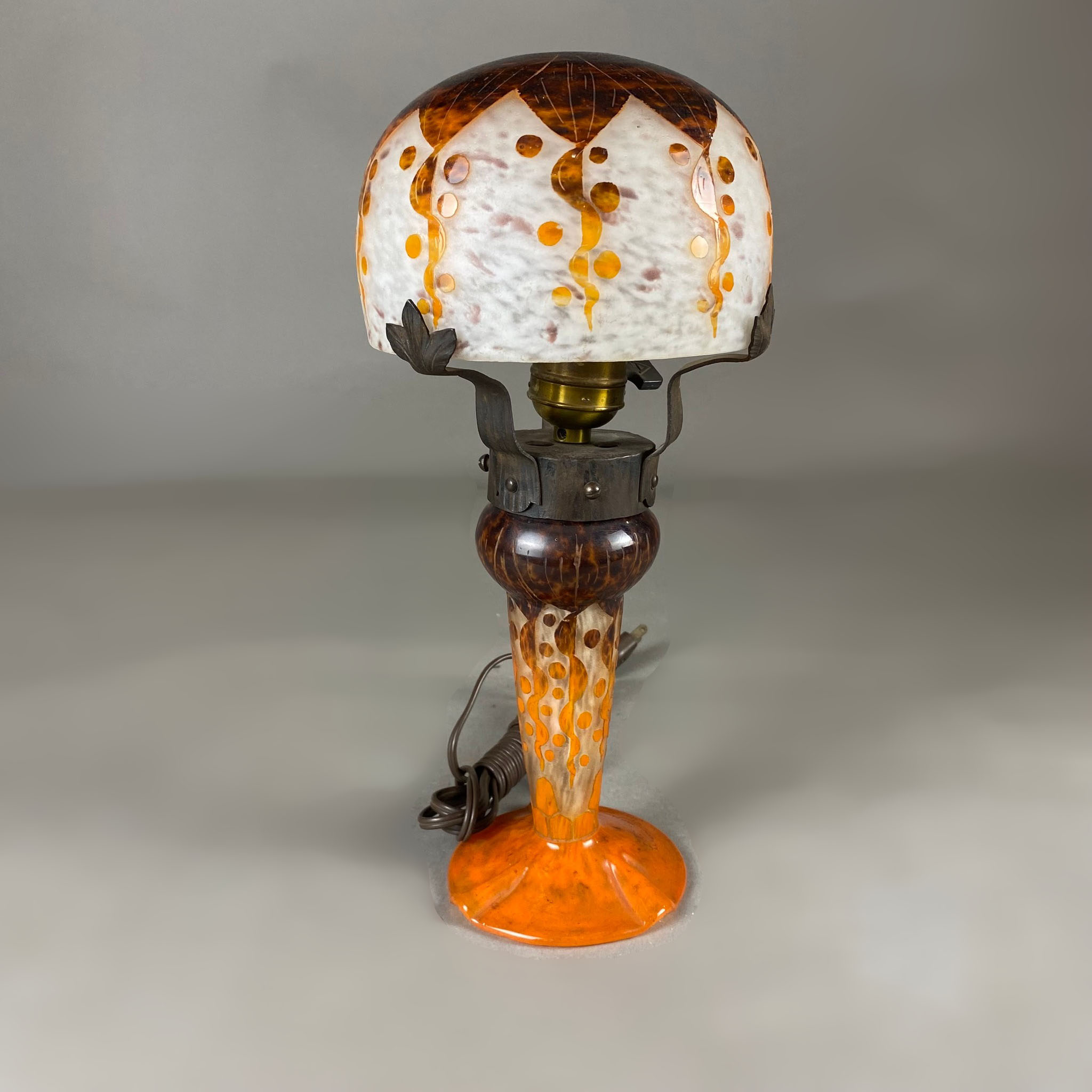 Charles Schneider / La Verre Français. Lámpara de mesa en cristal de camafeo color café, naranja y blanco