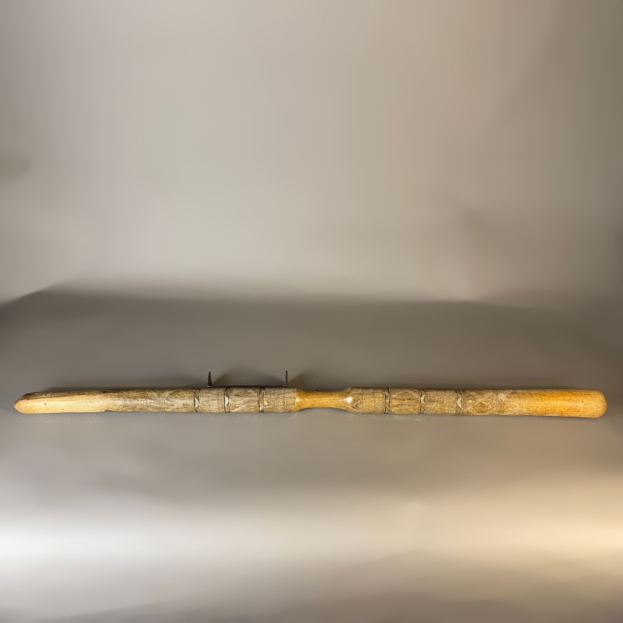 Palos bastones de madera con estructura metalica