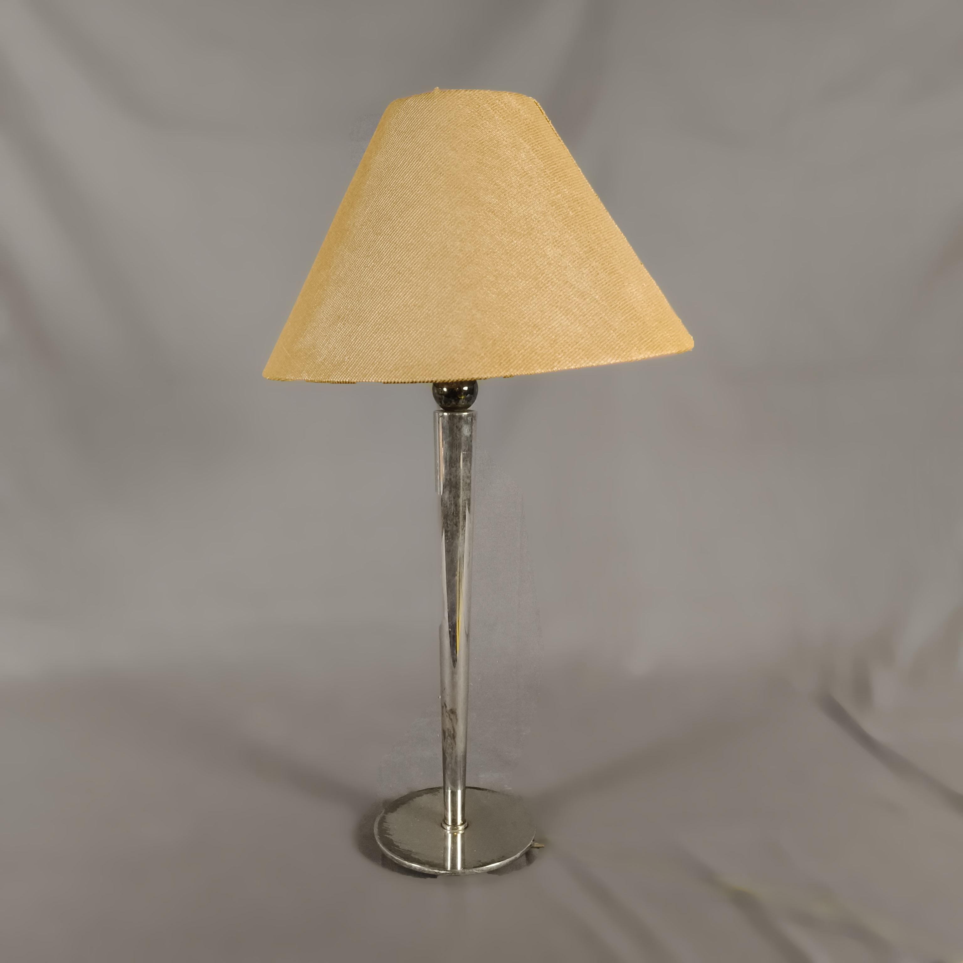 Walter von Nessen. Lámpara de mesa en metal niquelado