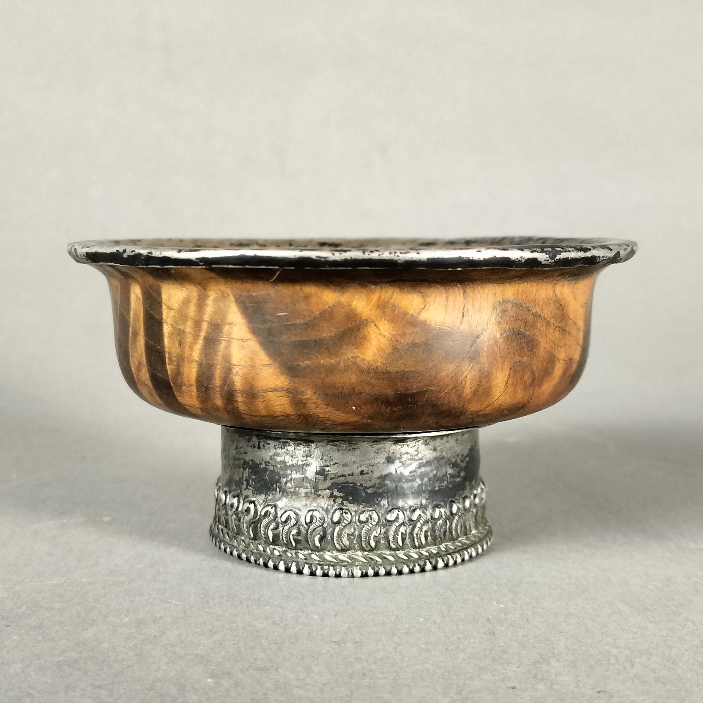 Cuenco tibetano en madera y metal plateado