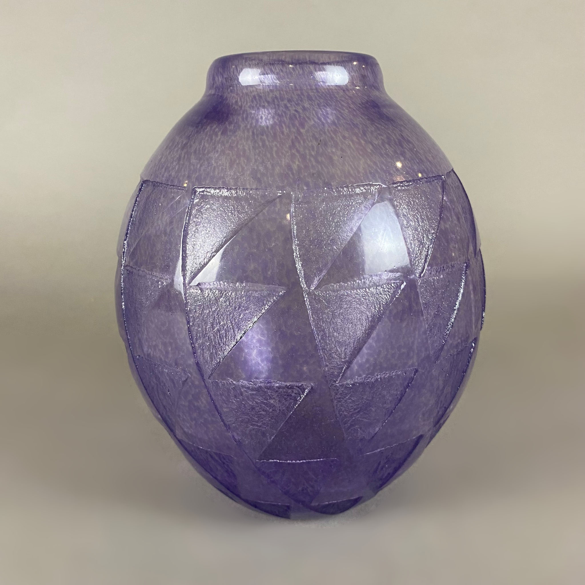 Degué. Florero Art Decó en vidrio morado esmerilado al ácido