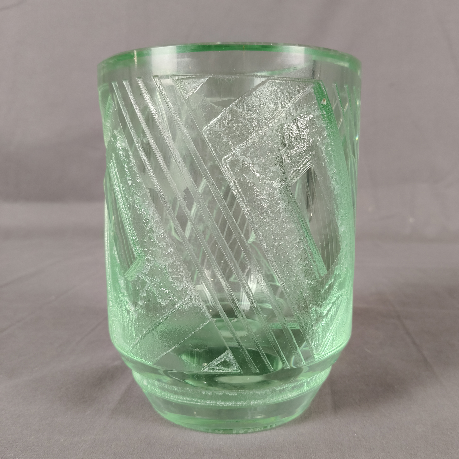 Daum. Florero en cristal prensado y tallado verde