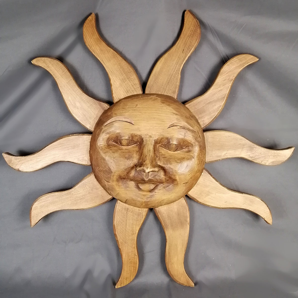 Sol. Escultura purépecha de pared madera.