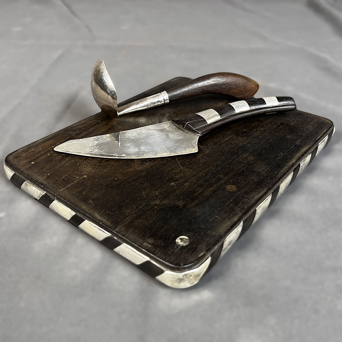 William Spratling. Tabla para quesos con cuchillo y cuchara salsera en palo de rosa y plata .925