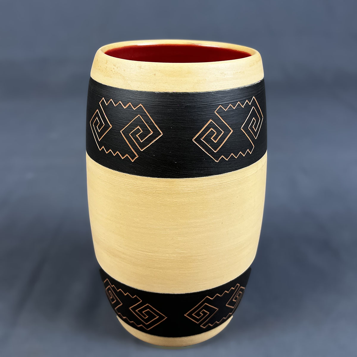 Vicente Hernández. Florero en cerámica color crema con bandas negras