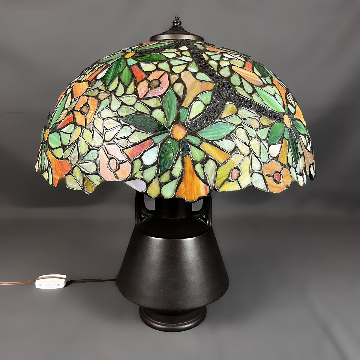 Handel Lamp Company. Lámpara de mesa en metal con pantalla de cristal emplomado