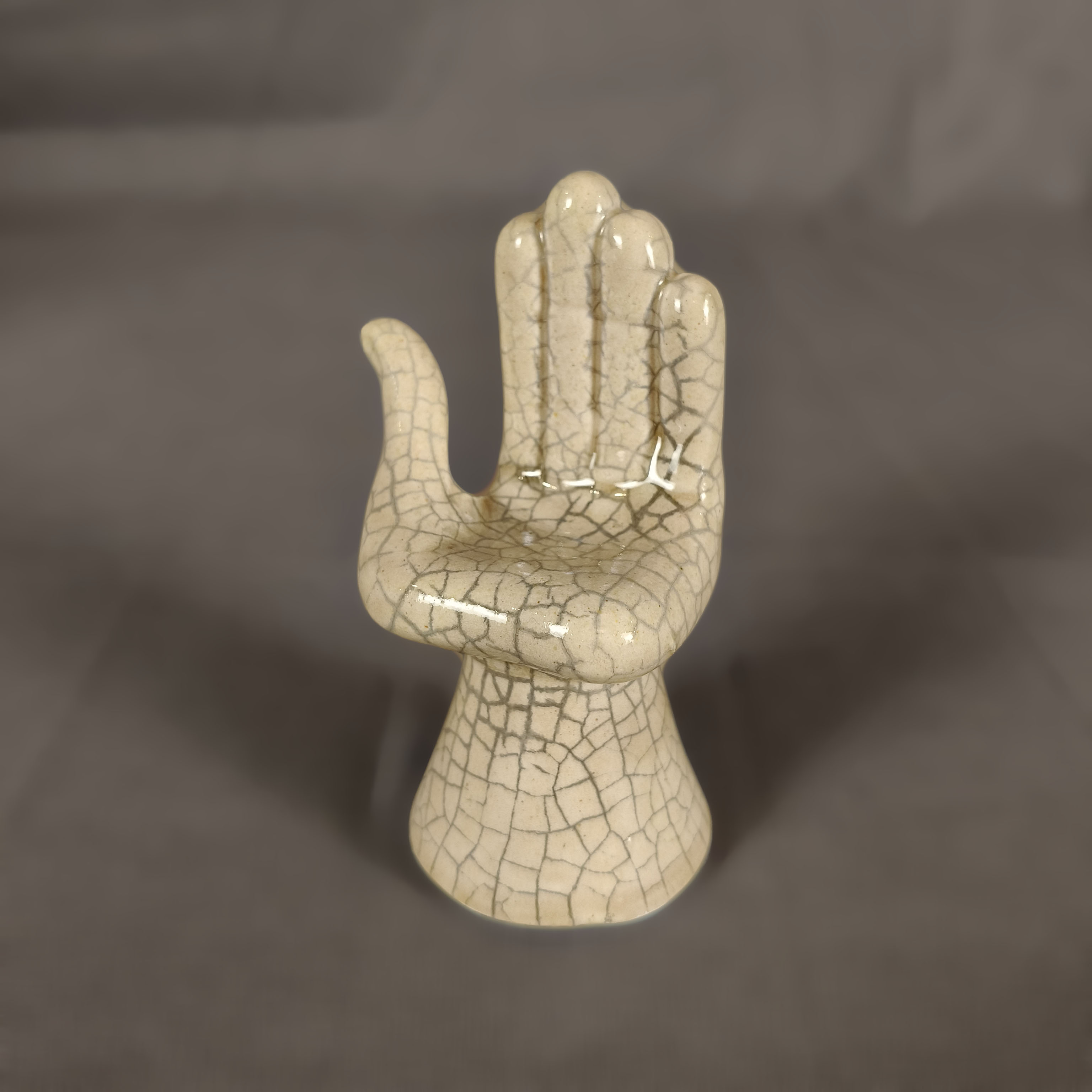 Pedro Friedeberg. Mano-camapana mini izquierda arena craquelada 9cm