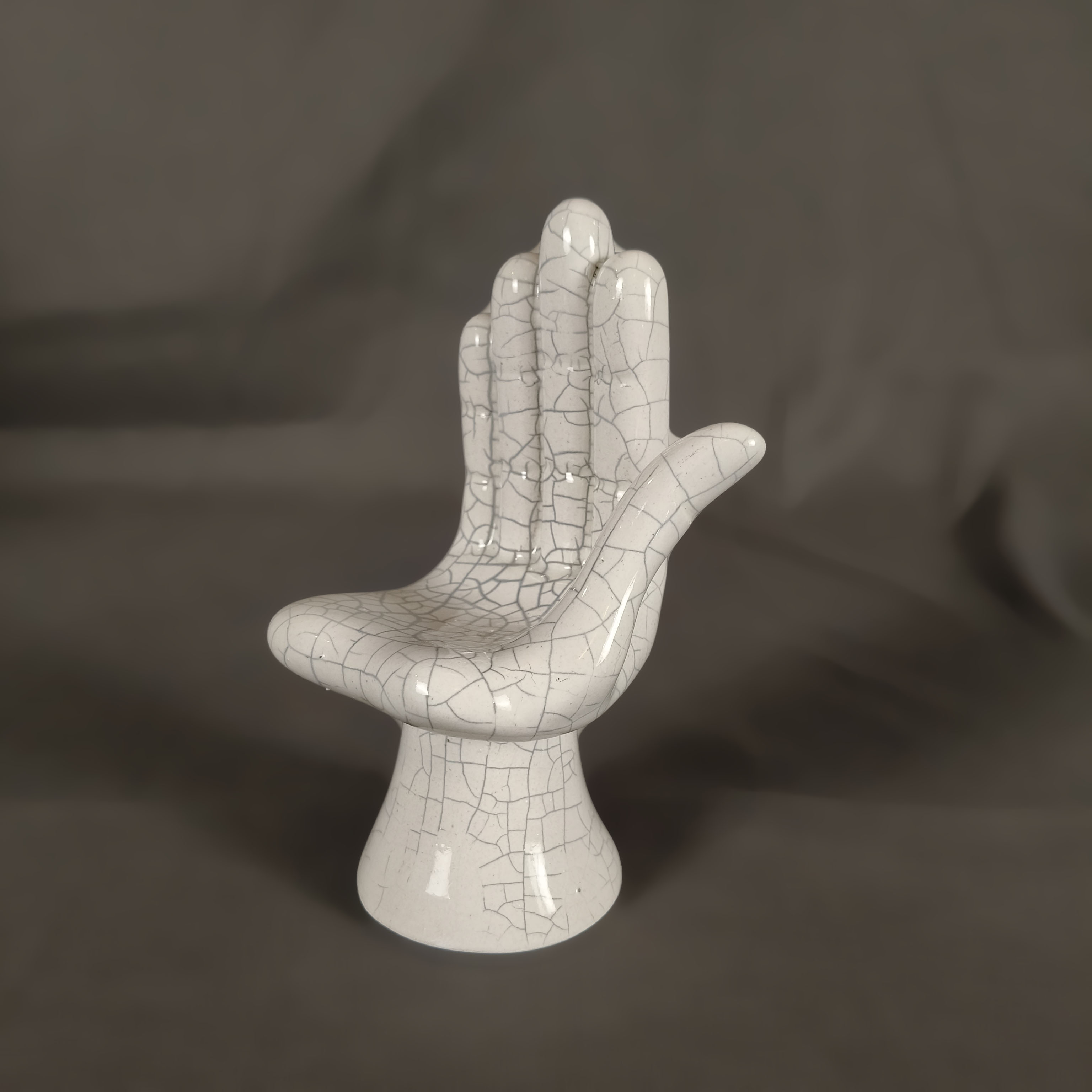Pedro Friedeberg. Mano-campana mediana derecha blanco craquelado 16cm