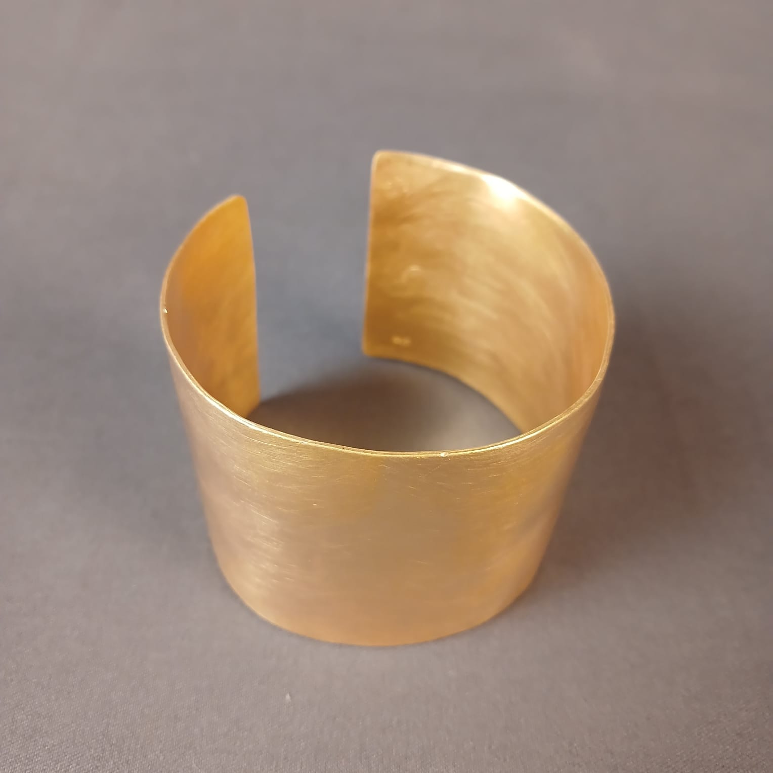 María José de Simón. Brazalete en plata .925 chapada en oro