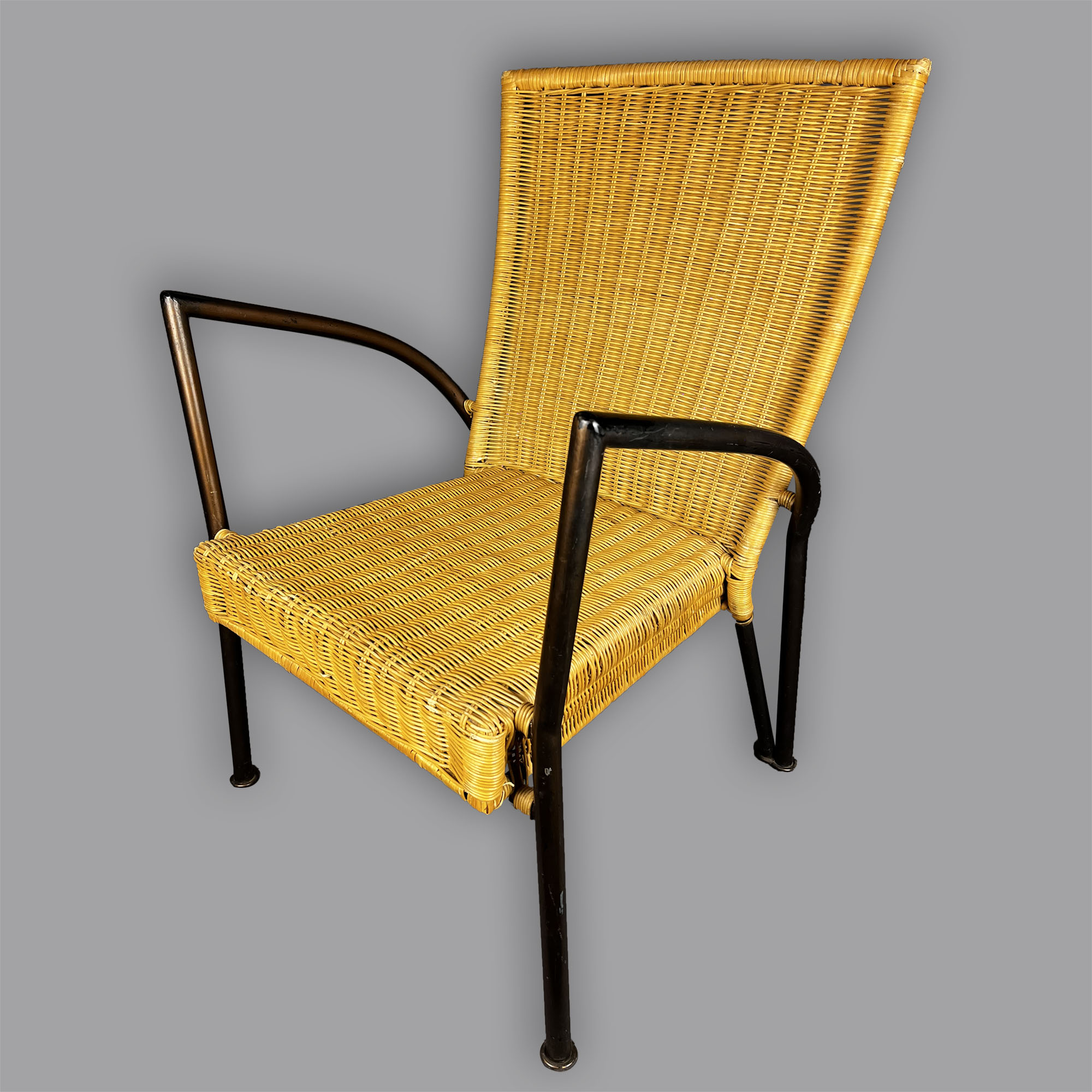 Silla para exterior en acero tubular con mimbre tejido