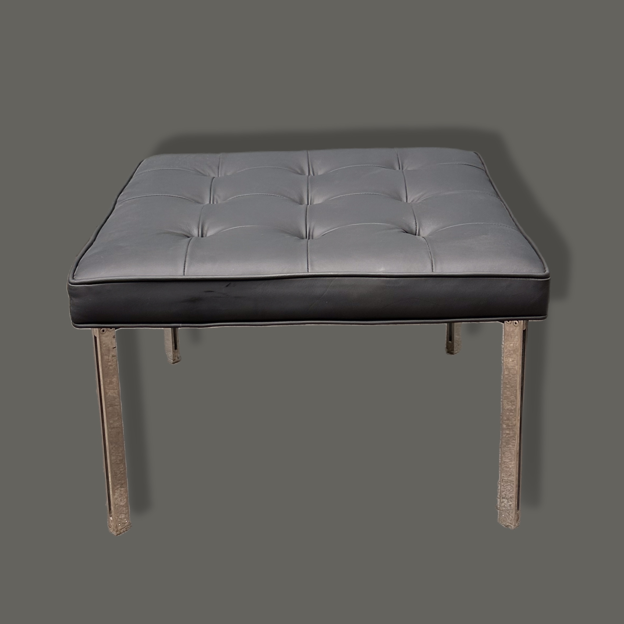 Florence Knoll para Knoll Internacional. Taburete del Parallel Bar en piel negra