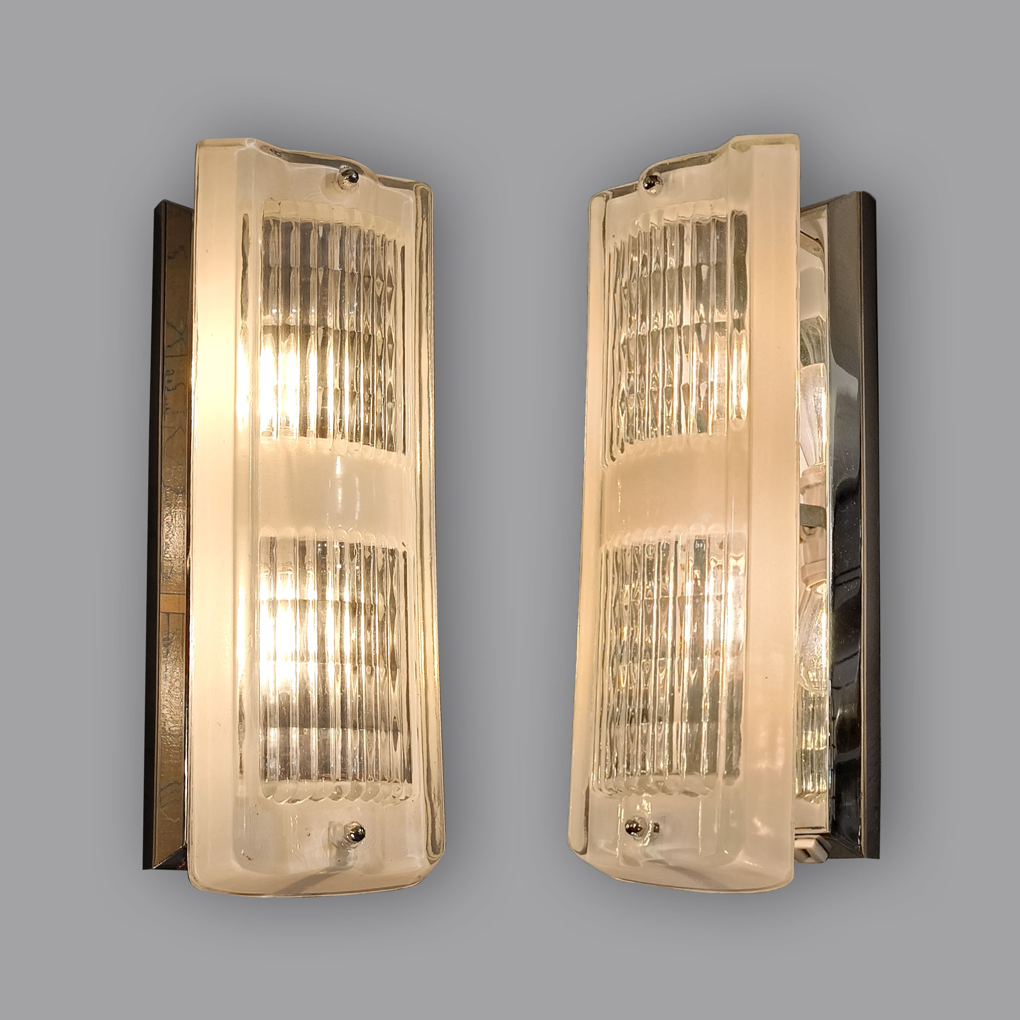 Par de arbotantes para baño estilo Art Decó en cristal esmerilado y metal cromado