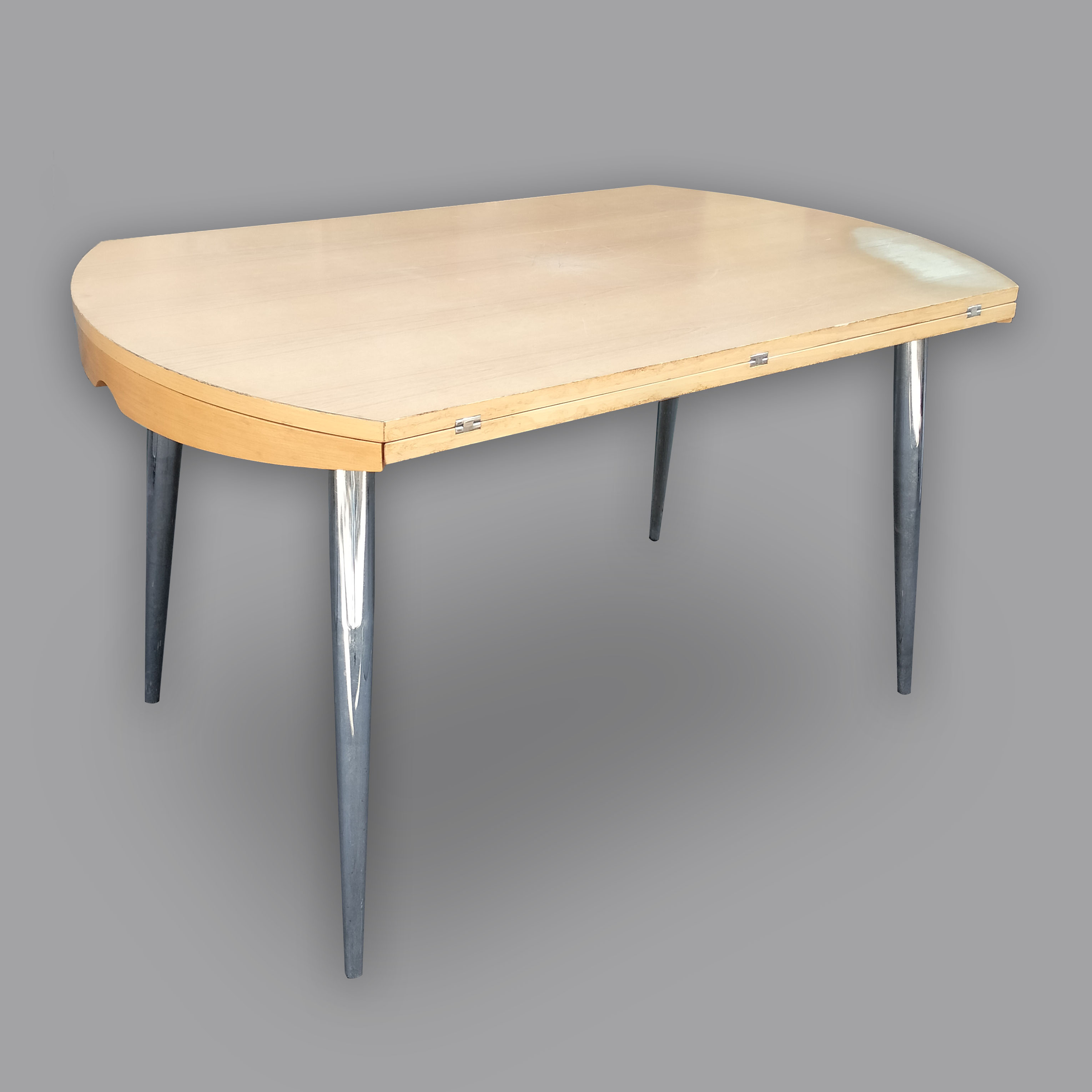 Mesa de comedor transformable en madera contrachapada y metal cromado. 75 x 130 x 80 cm. (cerrado). 75 x 130 cm. Ø