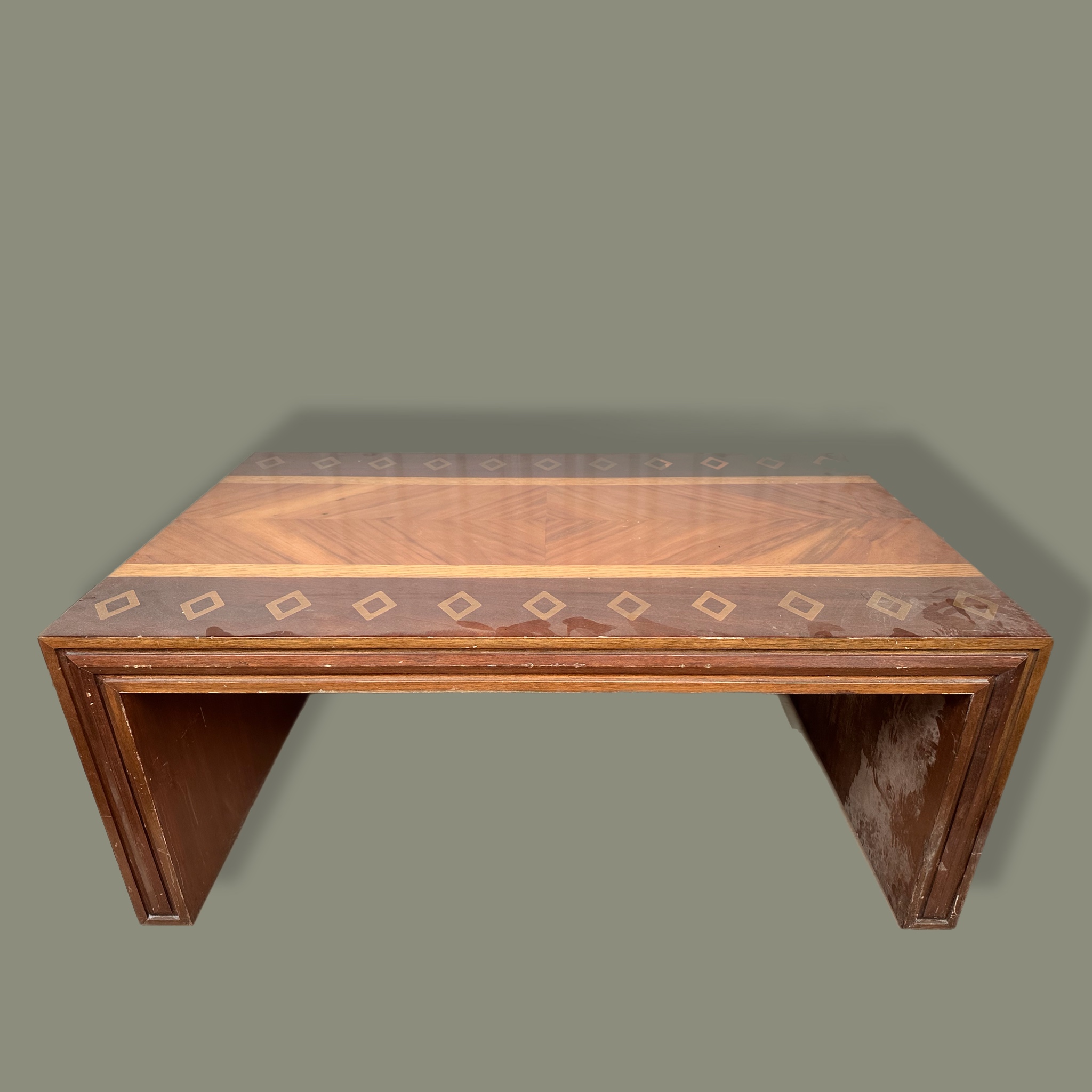 Mesa de centro en madera con marquetería geométrica