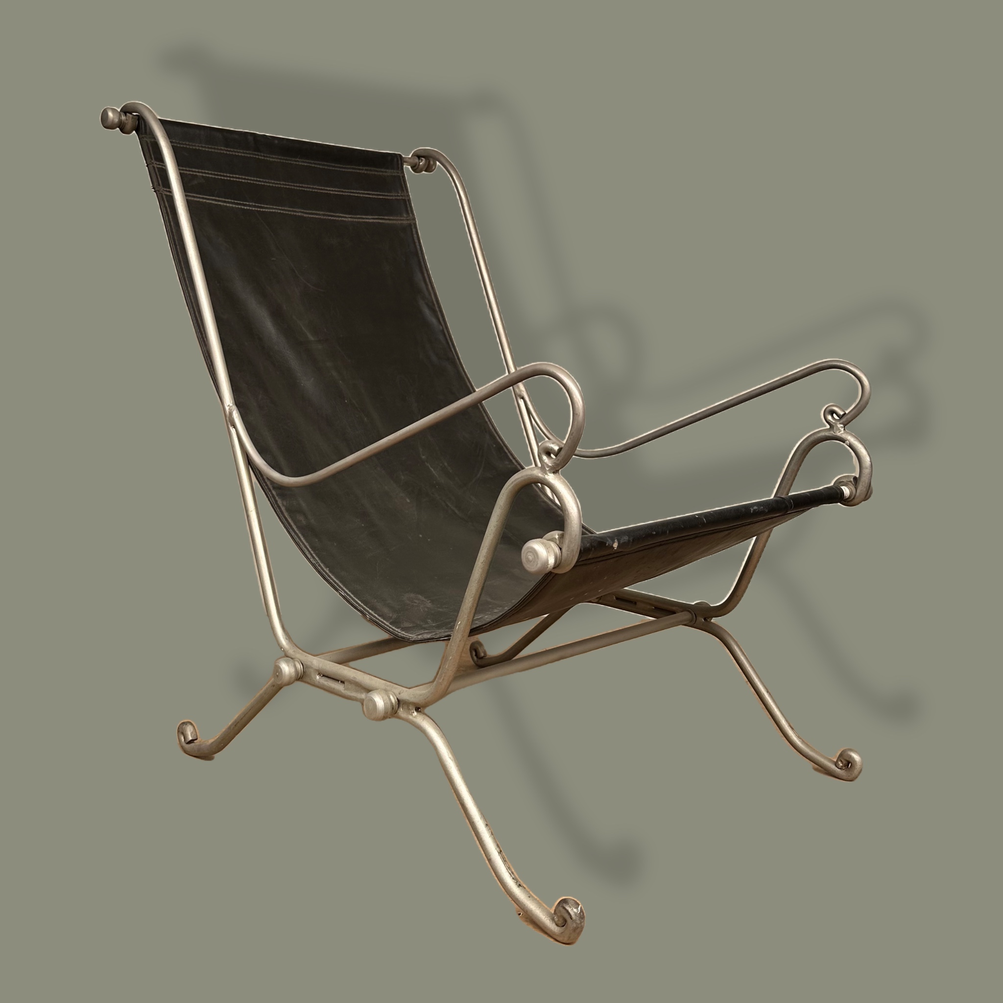 Silla para exterior estilo David Hicks en metal y piel negra