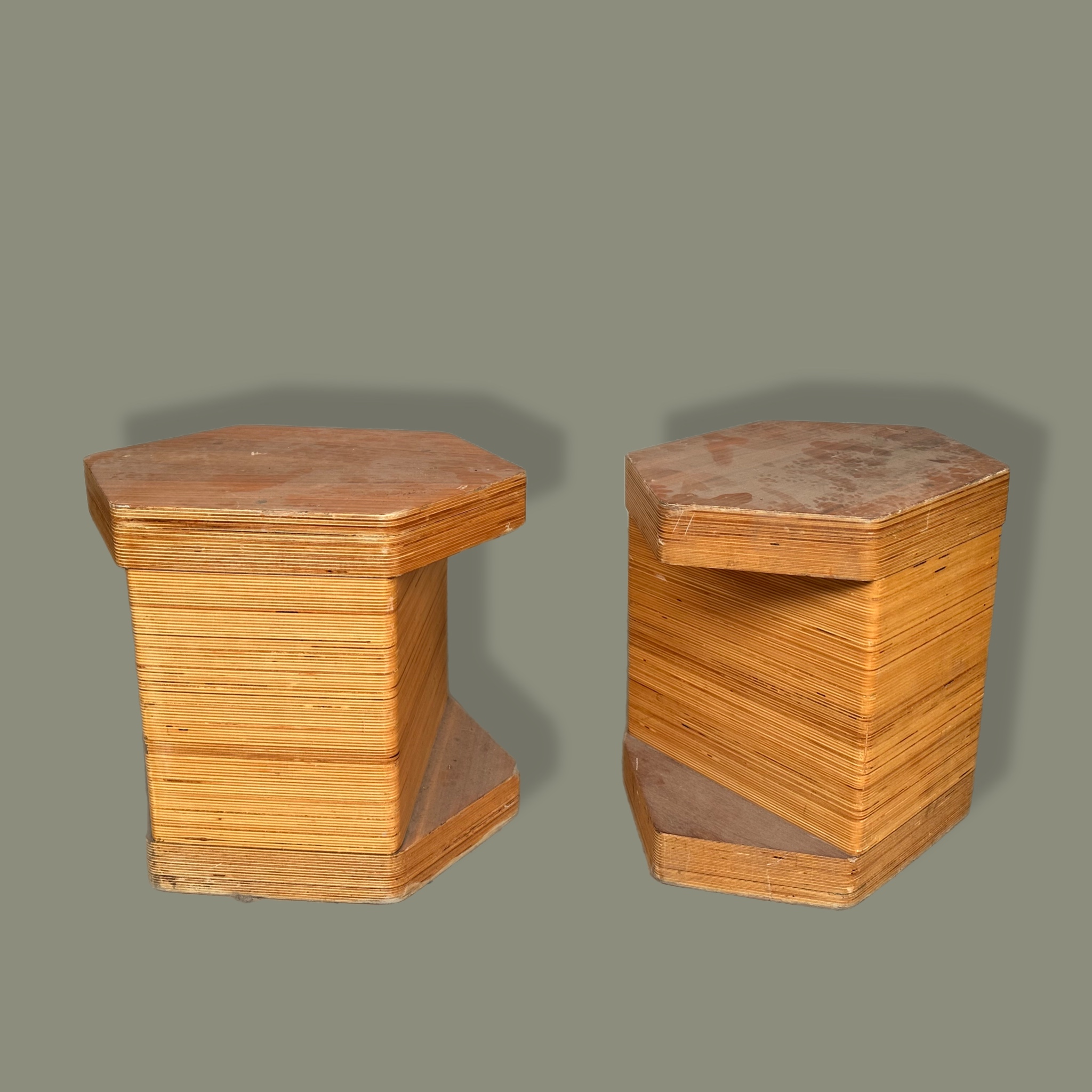 Par de mesas/bancos laterales hexagonales en madera contrachapada