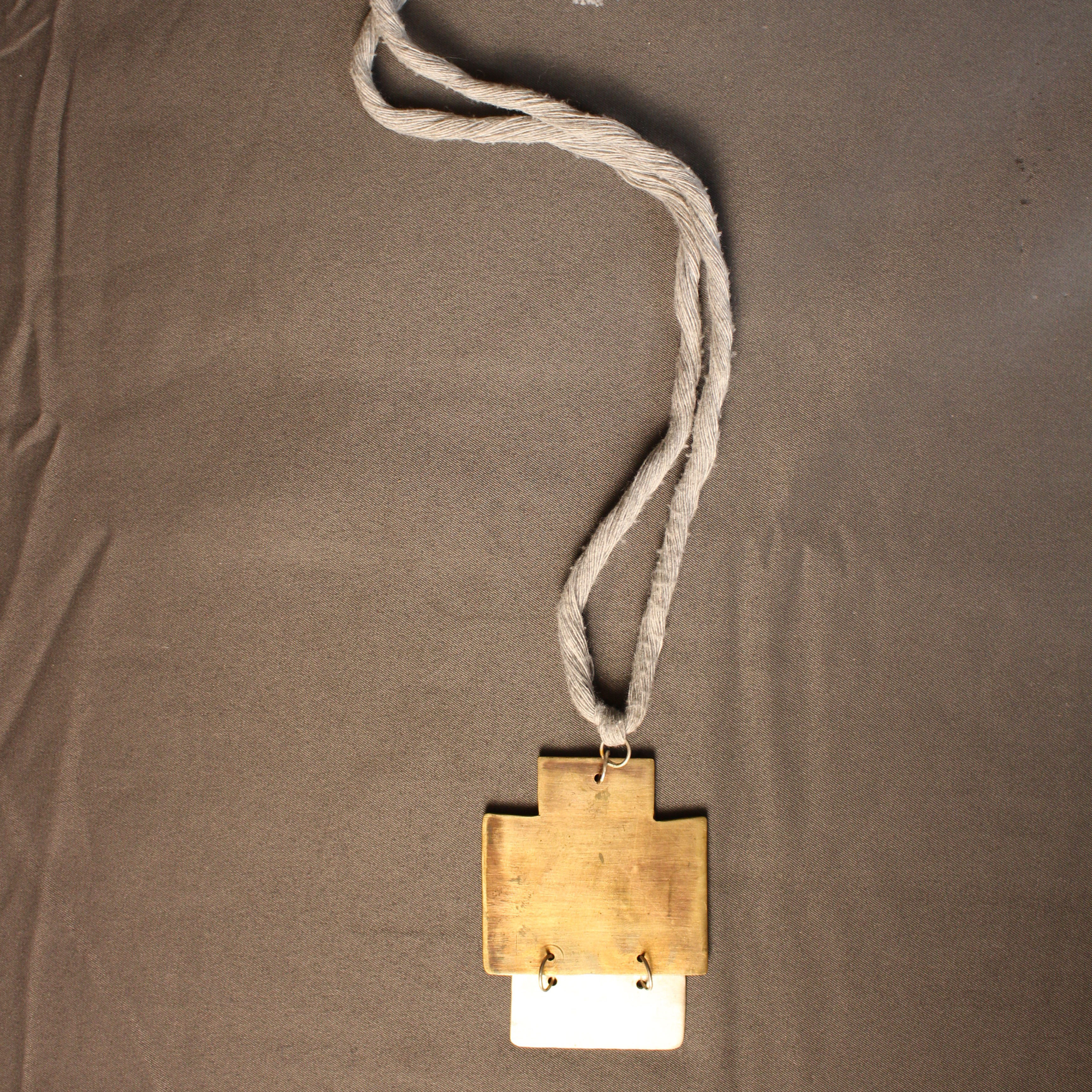 María José de Simón. Collar de latón y plata con listón de algodón