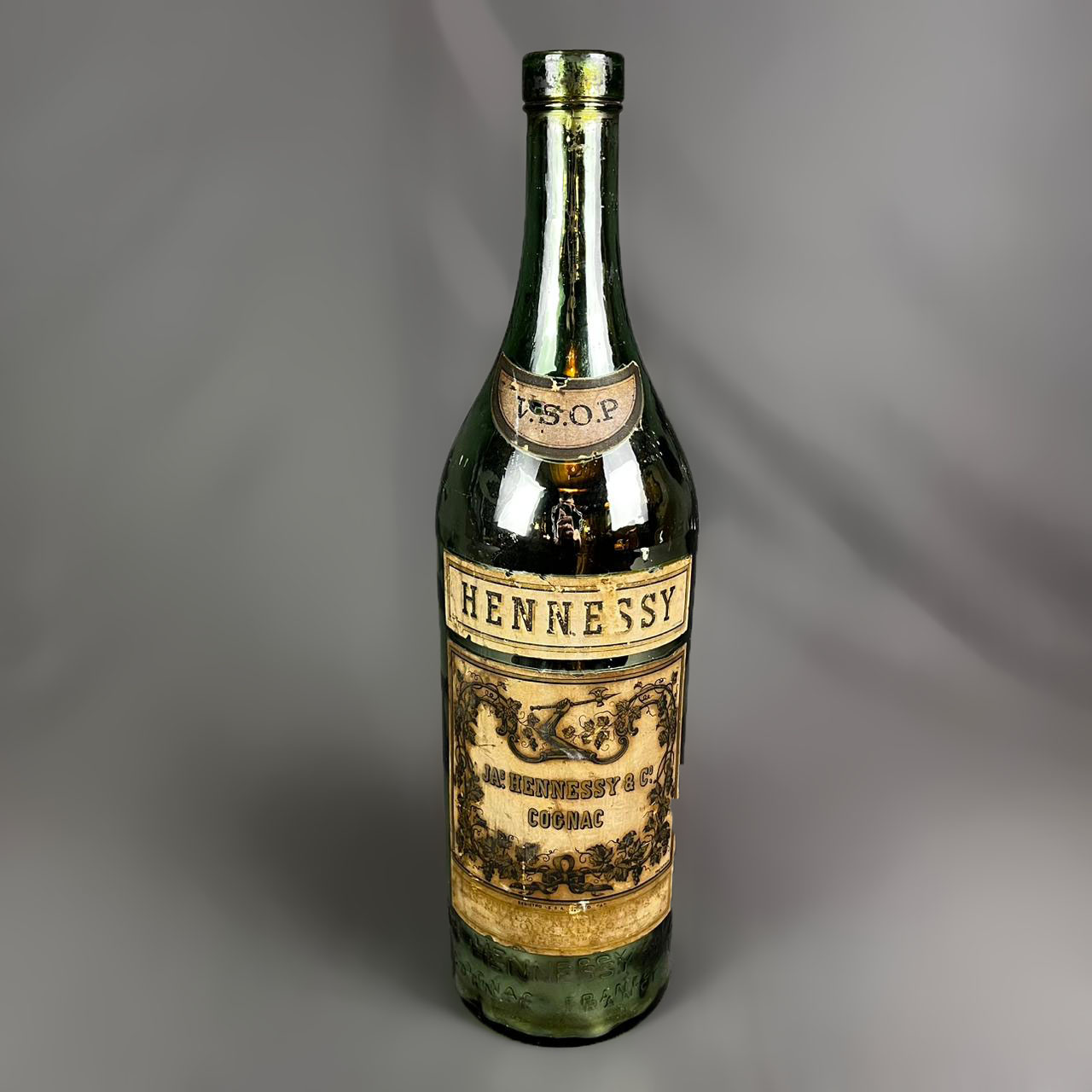 Botella de cristal de Mercurio con etiquetas Hennessy V.S.O.P.
