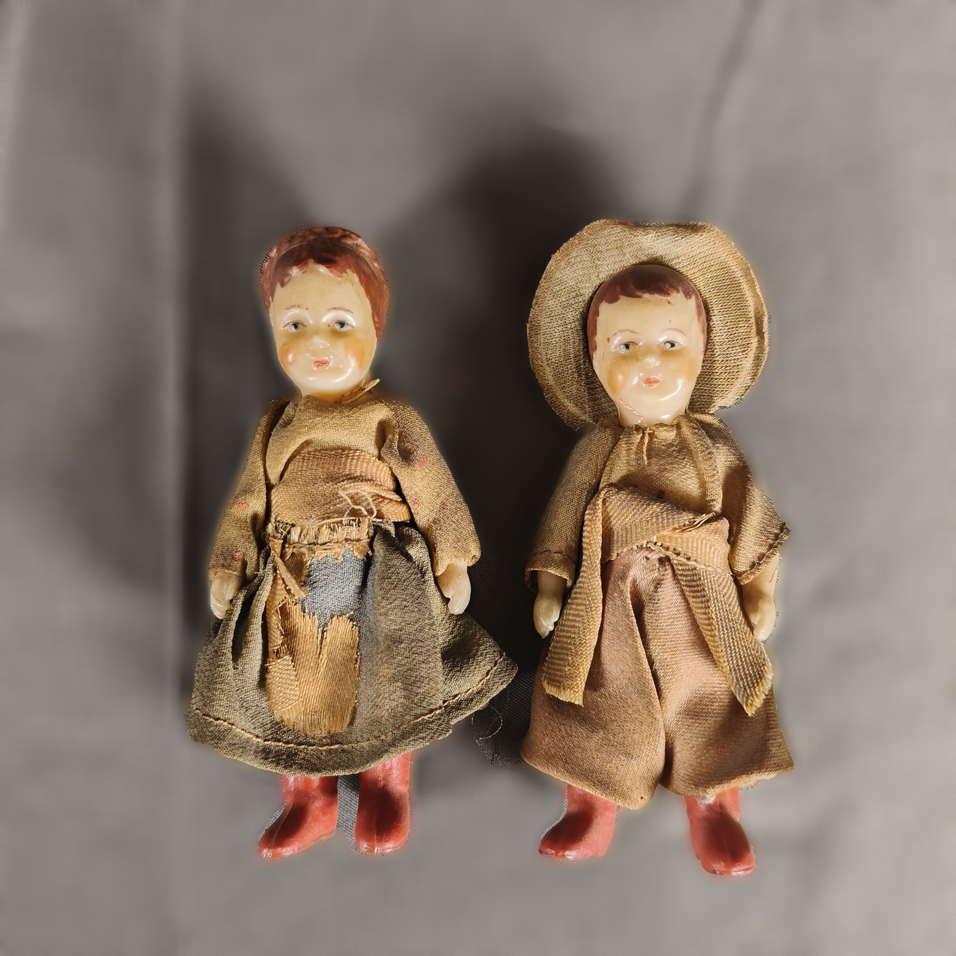 Par de muñequitos de celuloide y tela