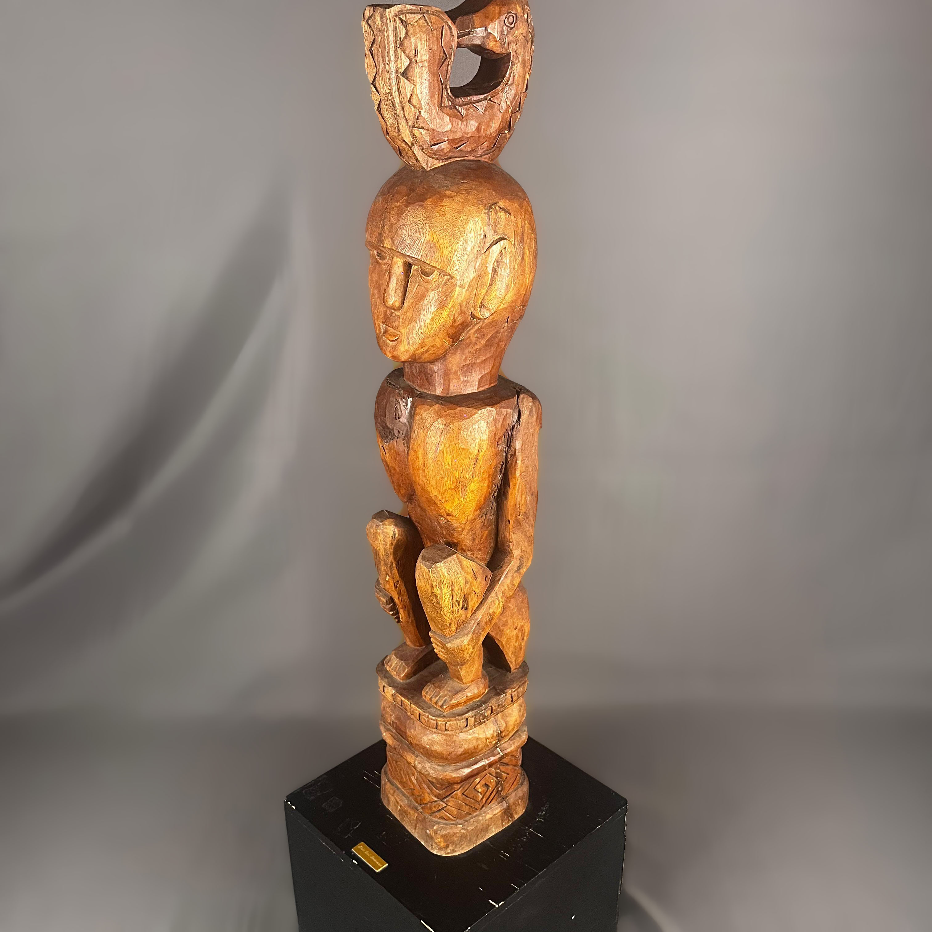 Hombre con hipocampo. Escultura balinense de madera tallada
