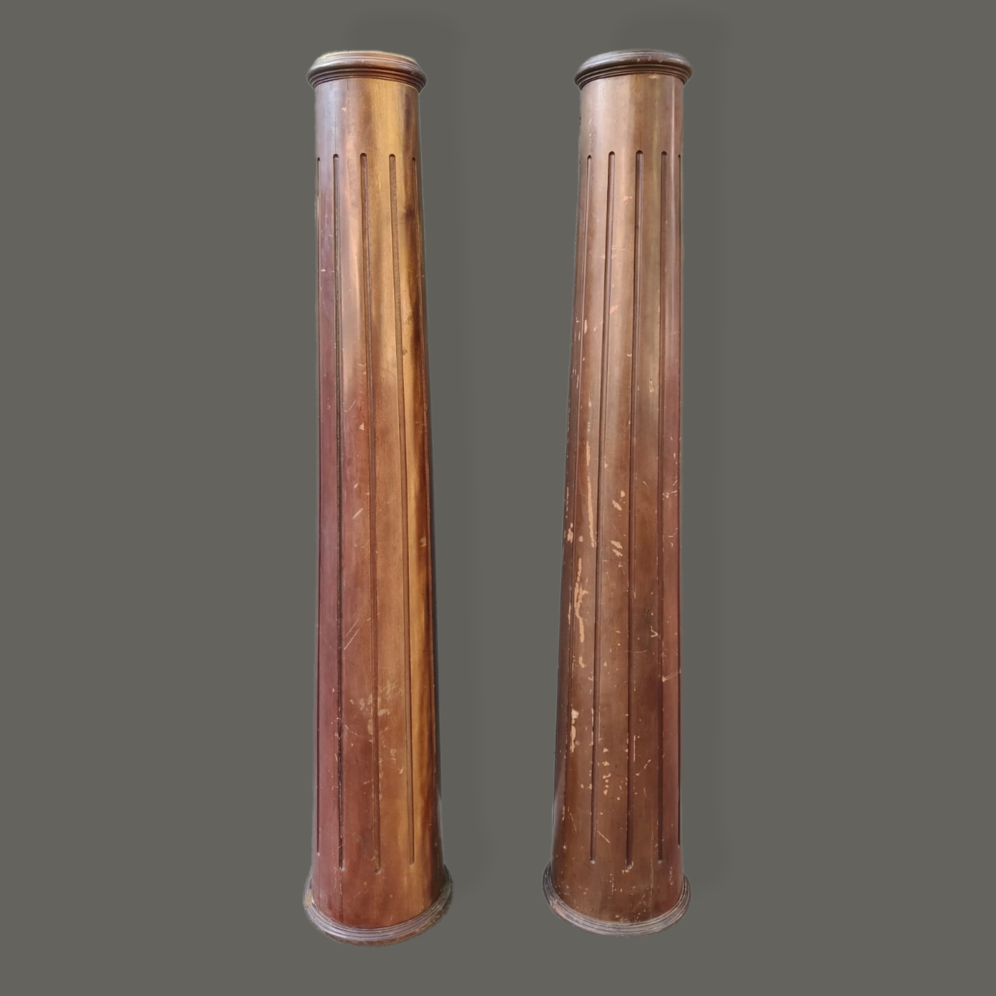Par de columnas en madera de caoba