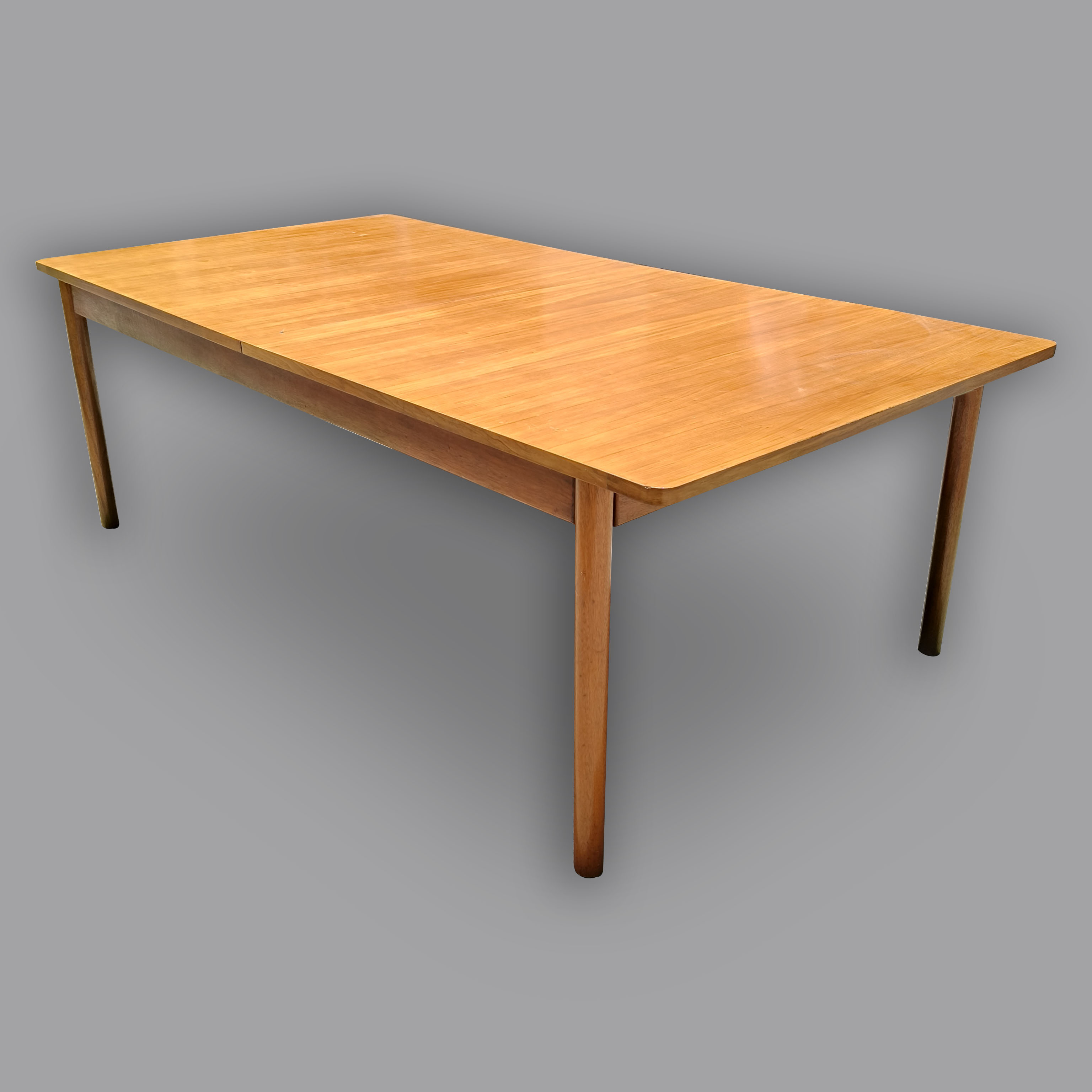 Michael Van Beuren para Van Beuren, S.A. Mesa de comedor de la línea Edimburgo