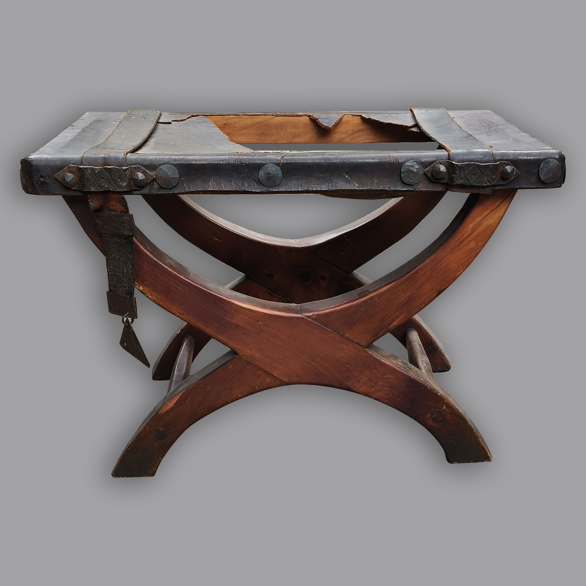 Taburete estilo Español de piel y madera para restaurar 