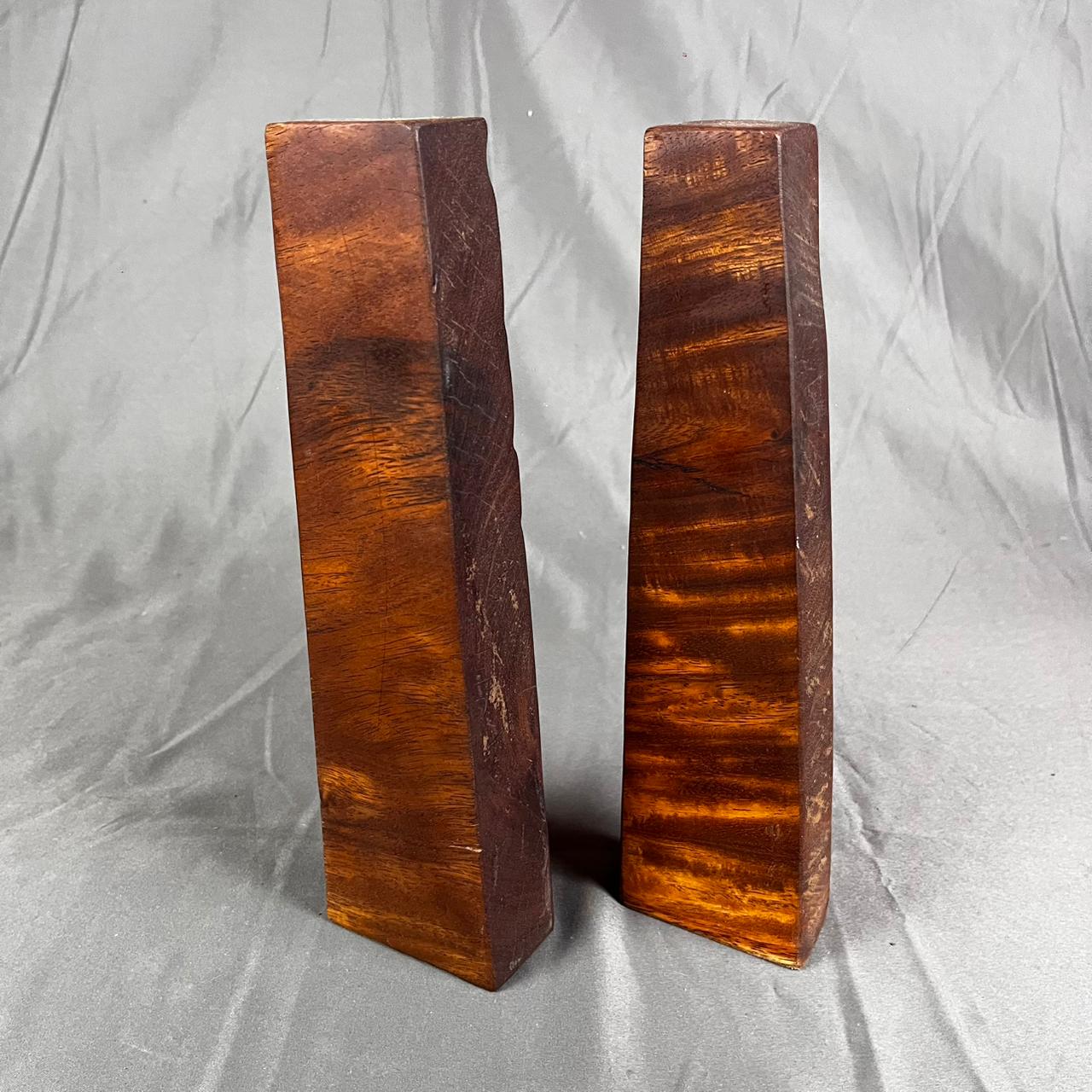 Par de sujetalibros en madera tropical