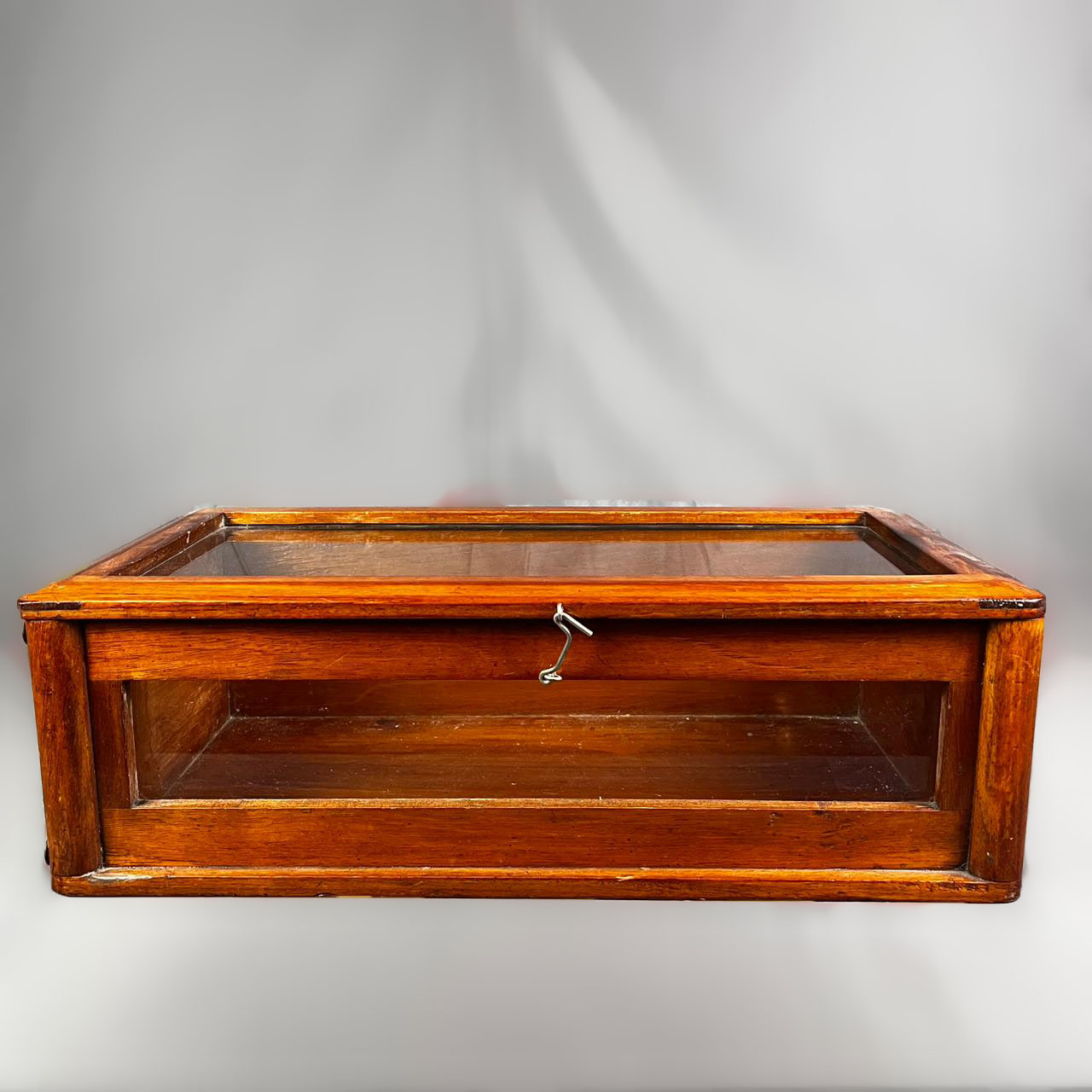 Vitrina rectangular con tapa abatible y gancho para cerrar