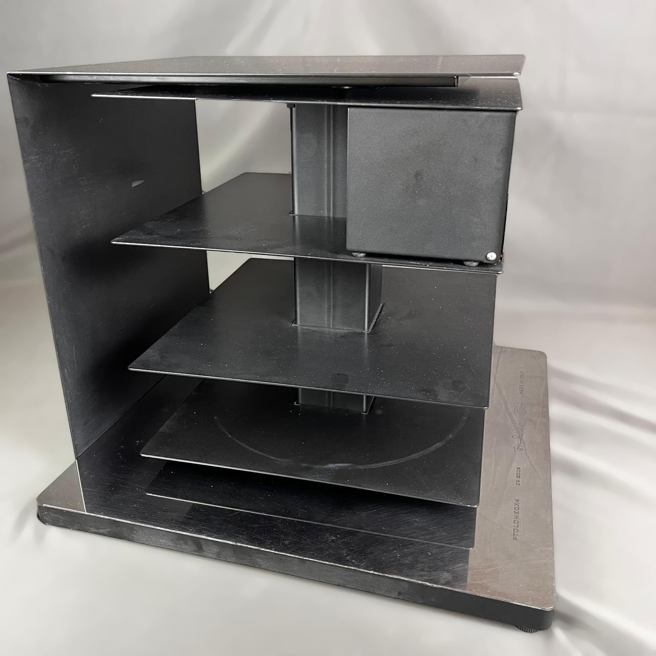 Bruno Rainaldi para Opinion Ciatti. Mesa lateral / de centro / librero PtolomeoX4 Short en acero laqueado negro y cromado