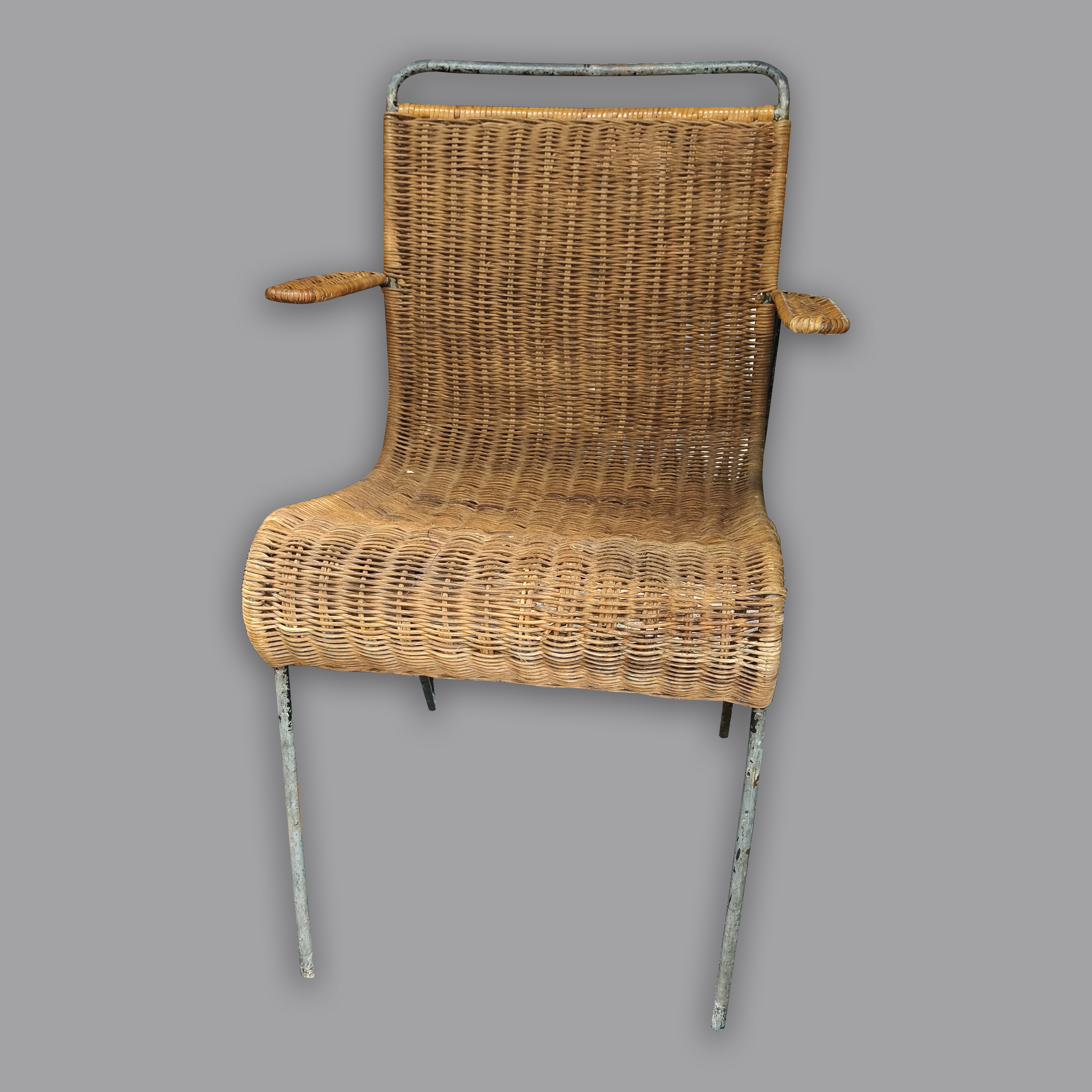 Silla de varilla de acero con mimbre tejido