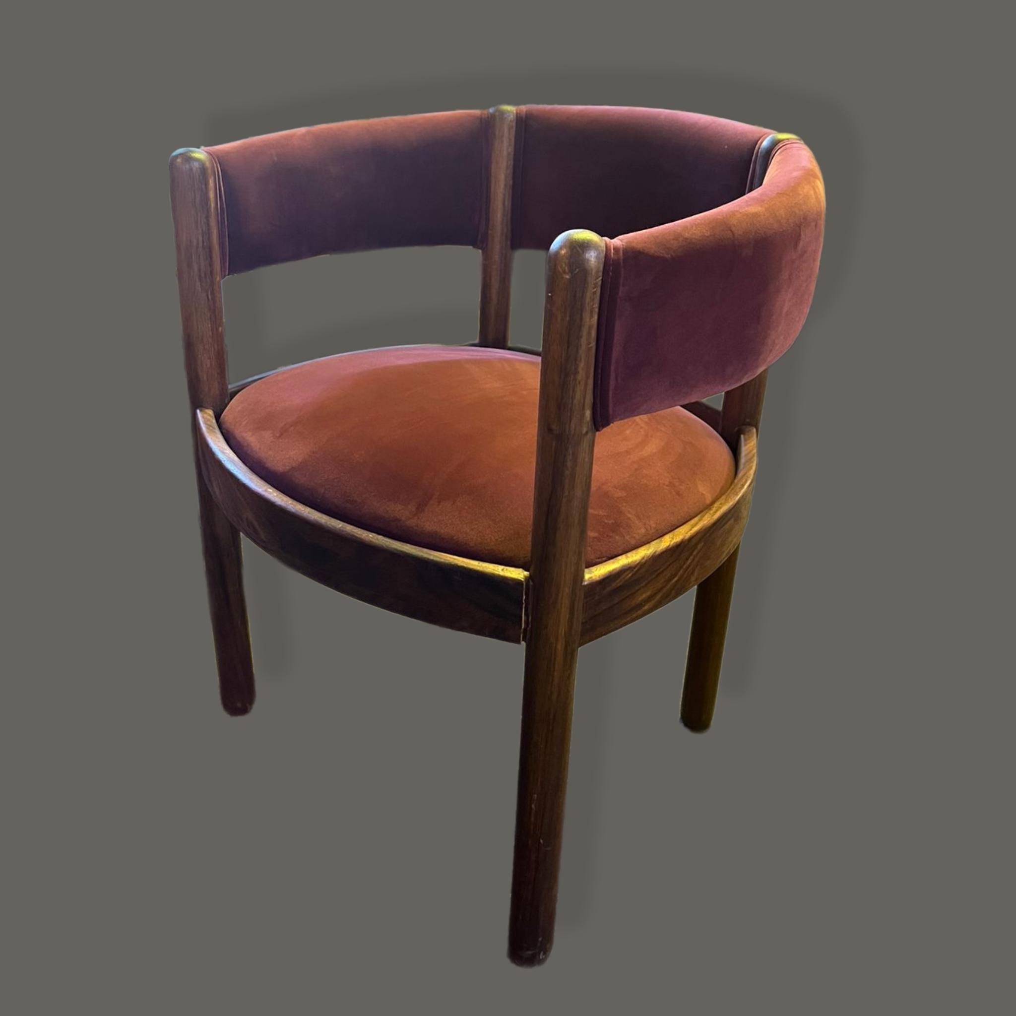 Silla con respaldo curvo en nogal y terciopelo