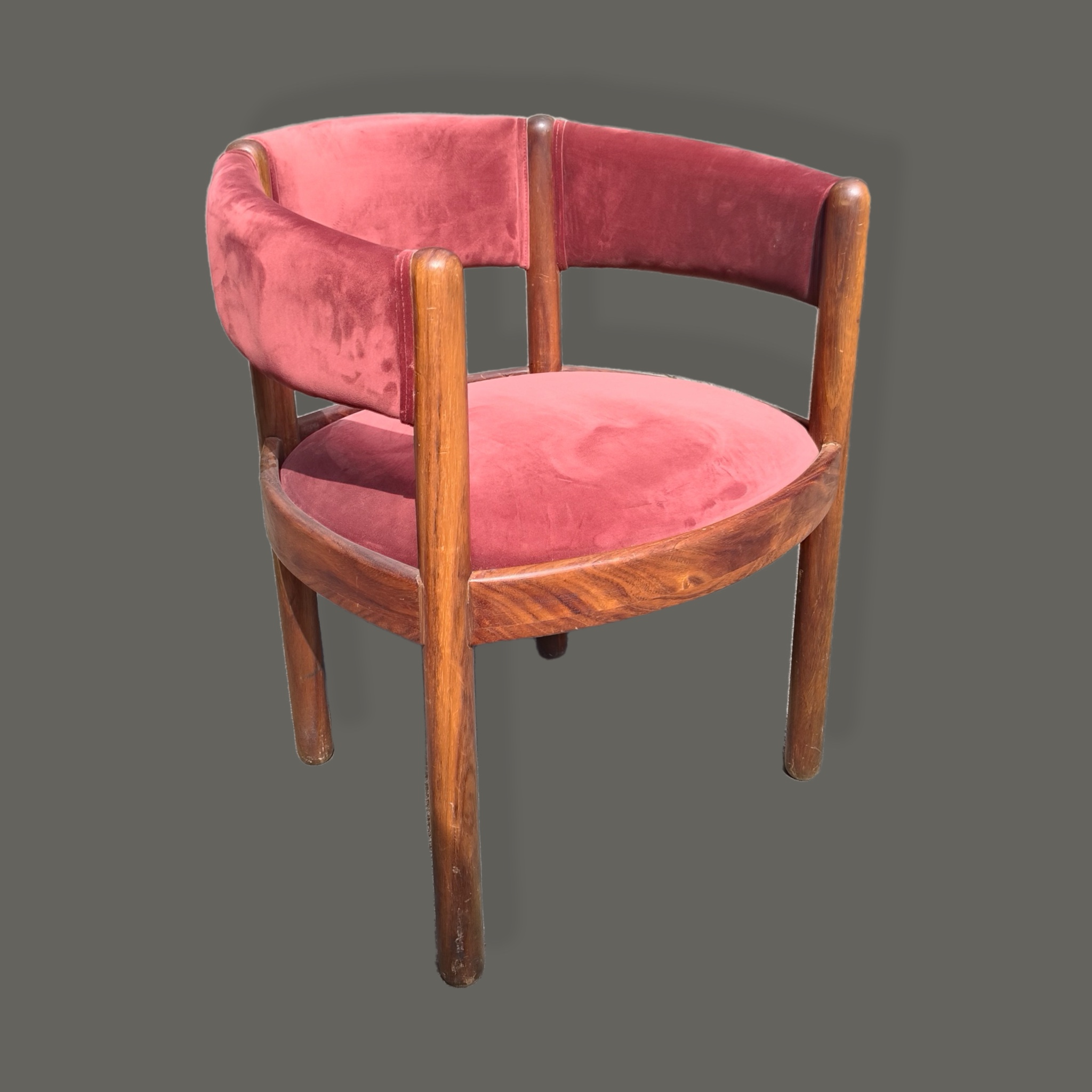 Silla con respaldo curvo en nogal y terciopelo