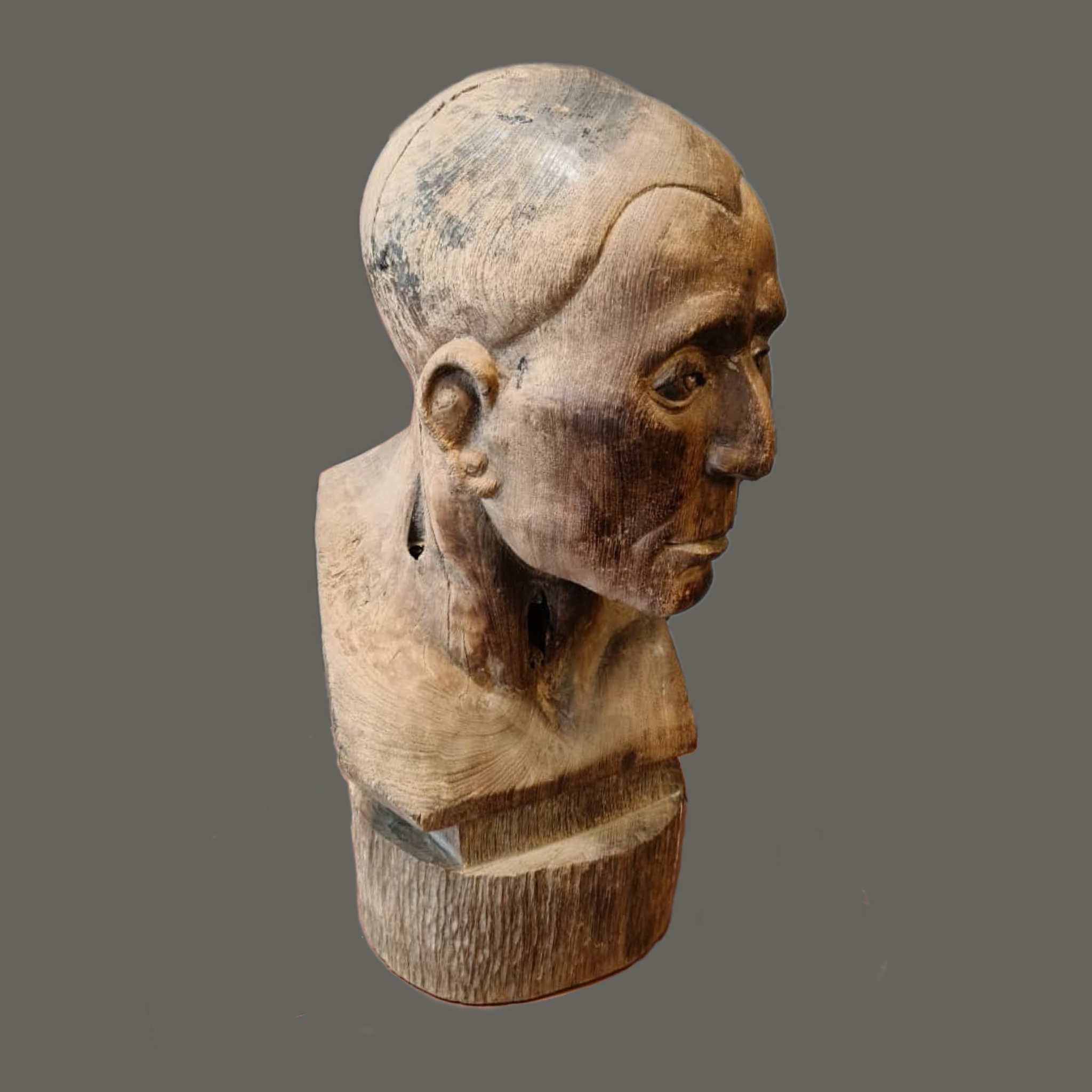 Busto masculino en madera tallada