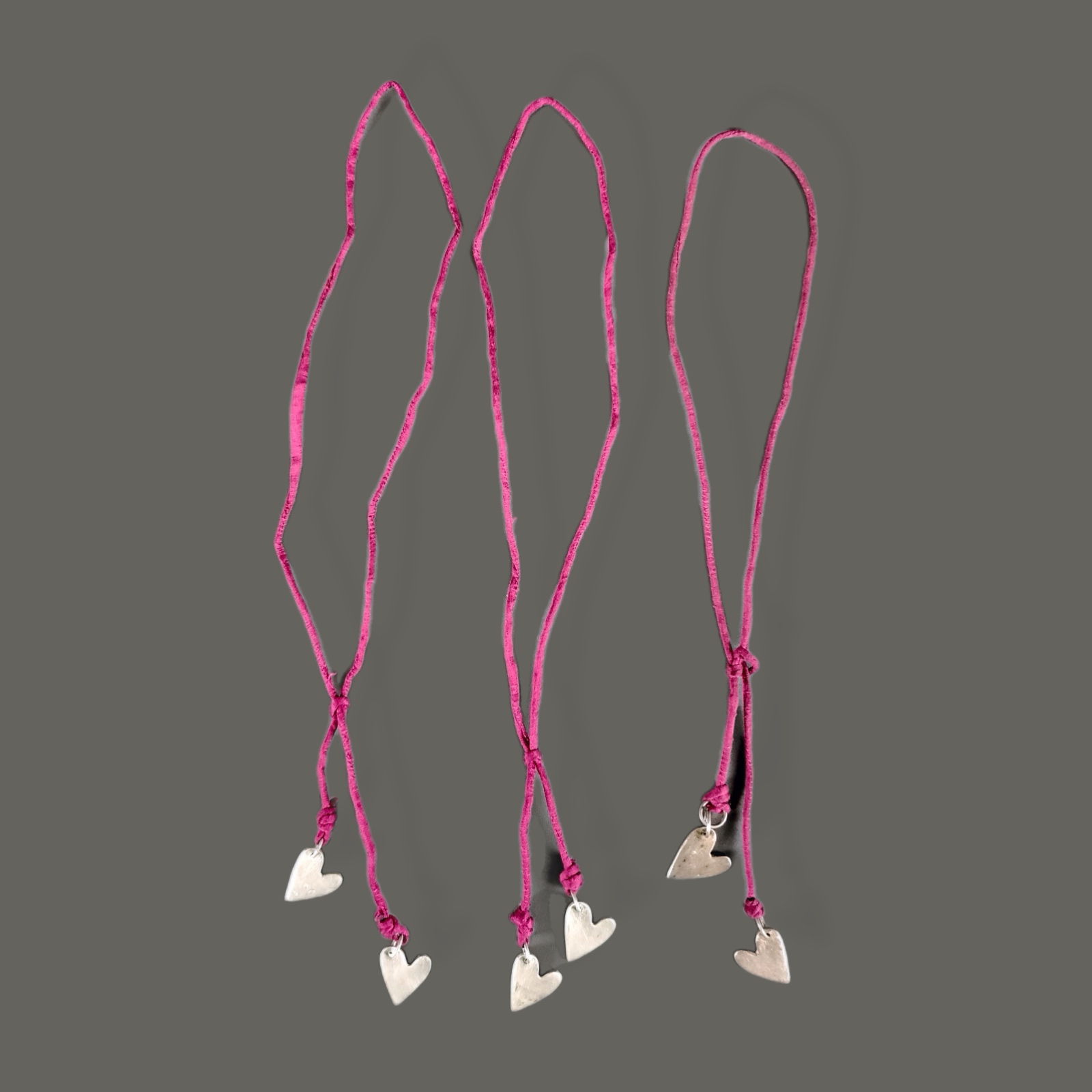 María José de Simón. Collares de seda con corazones de plata .925