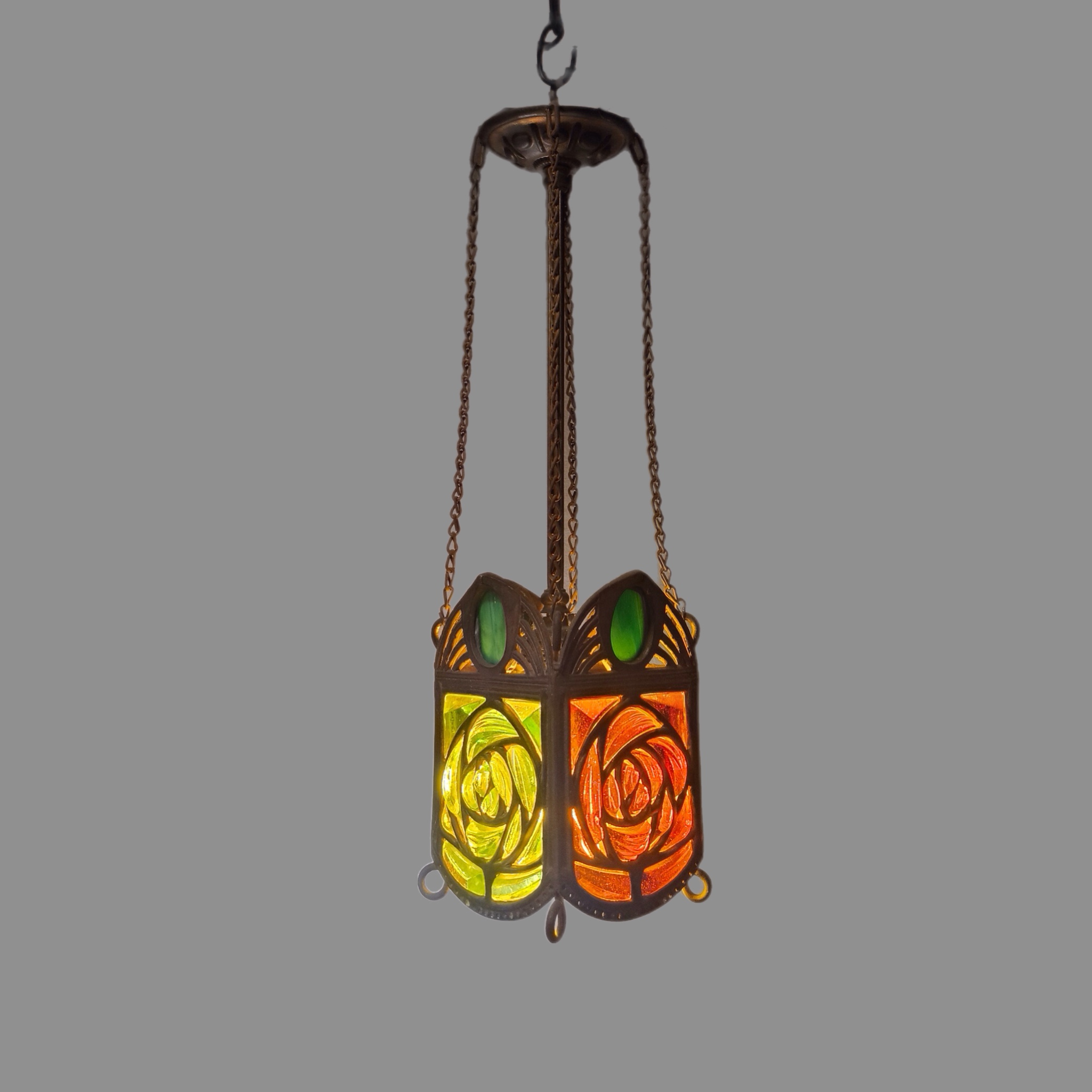 Lámpara de techo Art Nouveau en metal con vidrios verdes y ámbar