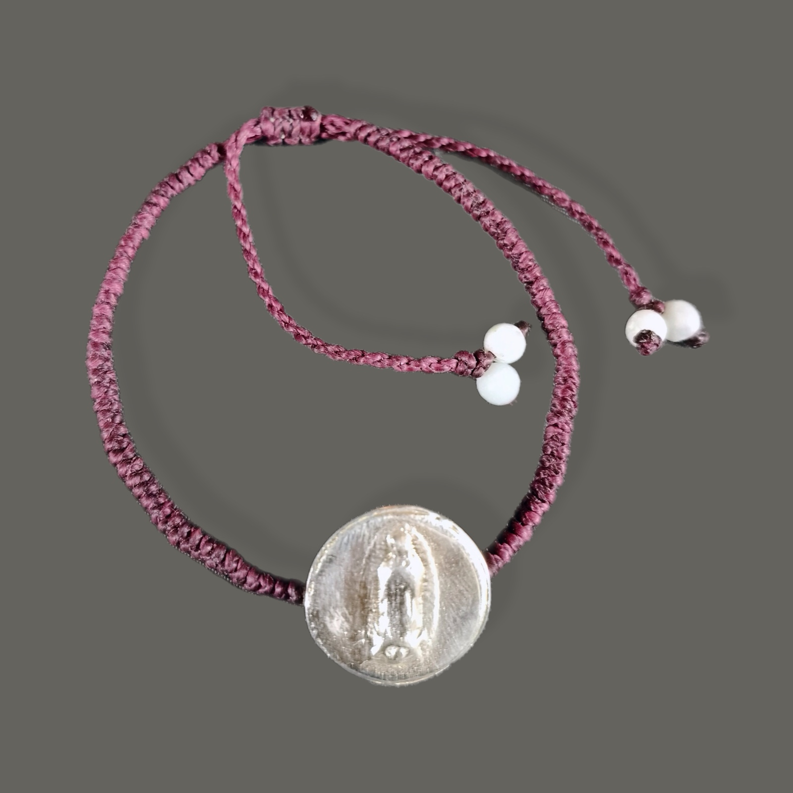 María José de Simón. Pulsera de seda con medallón de la Virgen de Guadalupe