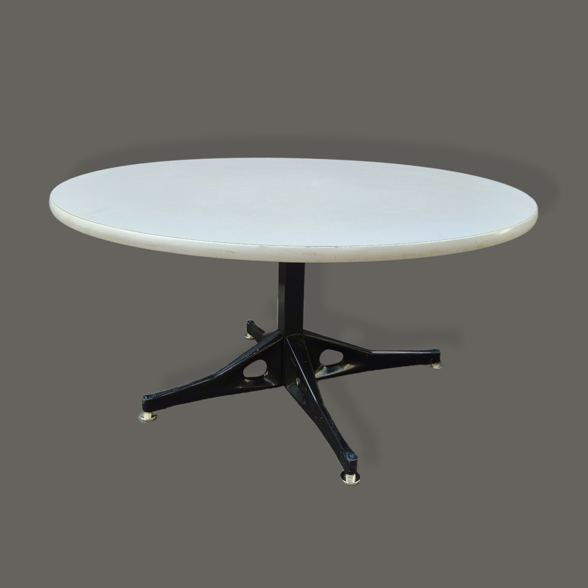 Bruce Burdick para Herman Miller. Mesa de centro en aluminio laqueado negro y melamina blanca